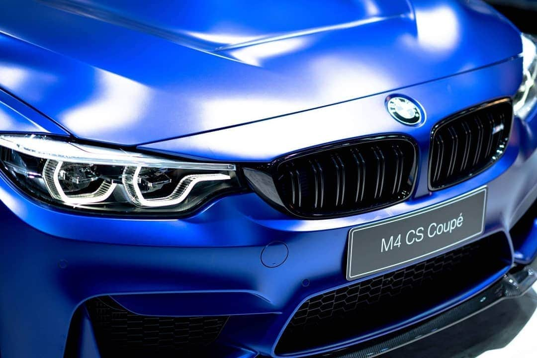 BMW Thailandさんのインスタグラム写真 - (BMW ThailandInstagram)「BMW M4 CS Coupé เวอร์ชั่นพิเศษที่ดูแล้วใจสั่น 💙  ด้วยความพิเศษภายนอกของ BMW M4 CS Coupé ที่หลังคาใช้วัสดุอย่างคาร์บอนไฟเบอร์เพื่อลดน้ำหนักและช่วยให้มีจุดศูนย์ถ่วงต่ำลง ชุดแอโรพาร์ทคาร์บอนไฟเบอร์ รวมไปถึงล้ออัลลอย M ขนาด 19 นิ้ว ที่ด้านหน้า และ 20 นิ้ว ที่ด้านหลัง เหมาะสำหรับใช้งานทั้งบนถนนปกติ และการยึดเกาะที่ดีในสนามแข่ง อย่างเวลาต้องวิ่ง Track Day  ราคาเริ่มต้น 11,439,000 บาท *ราคารถรวมแพคเกจ BSI Standard (การบริการบำรุงรักษา 3 ปี หรือ 60,000 กม. และการรับประกัน 3 ปี ไม่จำกัดระยะทาง) *เงื่อนไขเป็นไปตามที่บริษัทฯ กำหนด  สนใจติดต่อที่ผู้จำหน่ายฯ อย่างเป็นทางการ ได้แล้ววันนี้! #BMW #BMWTH #BMWM4 #M4CS #MotorShow2019」4月3日 17時28分 - bmwthailand