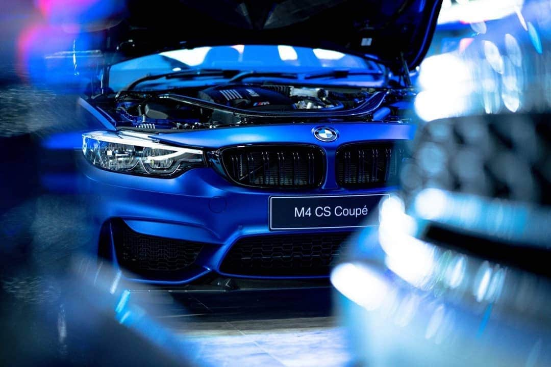 BMW Thailandさんのインスタグラム写真 - (BMW ThailandInstagram)「BMW M4 CS Coupé เวอร์ชั่นพิเศษที่ดูแล้วใจสั่น 💙  ด้วยความพิเศษภายนอกของ BMW M4 CS Coupé ที่หลังคาใช้วัสดุอย่างคาร์บอนไฟเบอร์เพื่อลดน้ำหนักและช่วยให้มีจุดศูนย์ถ่วงต่ำลง ชุดแอโรพาร์ทคาร์บอนไฟเบอร์ รวมไปถึงล้ออัลลอย M ขนาด 19 นิ้ว ที่ด้านหน้า และ 20 นิ้ว ที่ด้านหลัง เหมาะสำหรับใช้งานทั้งบนถนนปกติ และการยึดเกาะที่ดีในสนามแข่ง อย่างเวลาต้องวิ่ง Track Day  ราคาเริ่มต้น 11,439,000 บาท *ราคารถรวมแพคเกจ BSI Standard (การบริการบำรุงรักษา 3 ปี หรือ 60,000 กม. และการรับประกัน 3 ปี ไม่จำกัดระยะทาง) *เงื่อนไขเป็นไปตามที่บริษัทฯ กำหนด  สนใจติดต่อที่ผู้จำหน่ายฯ อย่างเป็นทางการ ได้แล้ววันนี้! #BMW #BMWTH #BMWM4 #M4CS #MotorShow2019」4月3日 17時28分 - bmwthailand