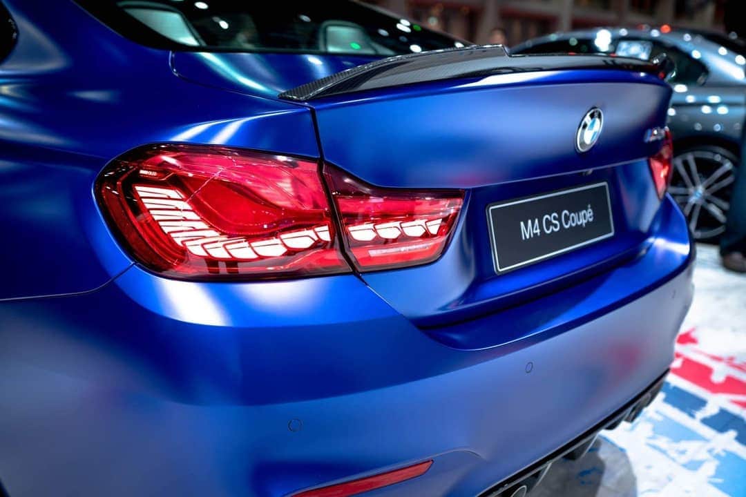 BMW Thailandさんのインスタグラム写真 - (BMW ThailandInstagram)「BMW M4 CS Coupé เวอร์ชั่นพิเศษที่ดูแล้วใจสั่น 💙  ด้วยความพิเศษภายนอกของ BMW M4 CS Coupé ที่หลังคาใช้วัสดุอย่างคาร์บอนไฟเบอร์เพื่อลดน้ำหนักและช่วยให้มีจุดศูนย์ถ่วงต่ำลง ชุดแอโรพาร์ทคาร์บอนไฟเบอร์ รวมไปถึงล้ออัลลอย M ขนาด 19 นิ้ว ที่ด้านหน้า และ 20 นิ้ว ที่ด้านหลัง เหมาะสำหรับใช้งานทั้งบนถนนปกติ และการยึดเกาะที่ดีในสนามแข่ง อย่างเวลาต้องวิ่ง Track Day  ราคาเริ่มต้น 11,439,000 บาท *ราคารถรวมแพคเกจ BSI Standard (การบริการบำรุงรักษา 3 ปี หรือ 60,000 กม. และการรับประกัน 3 ปี ไม่จำกัดระยะทาง) *เงื่อนไขเป็นไปตามที่บริษัทฯ กำหนด  สนใจติดต่อที่ผู้จำหน่ายฯ อย่างเป็นทางการ ได้แล้ววันนี้! #BMW #BMWTH #BMWM4 #M4CS #MotorShow2019」4月3日 17時28分 - bmwthailand