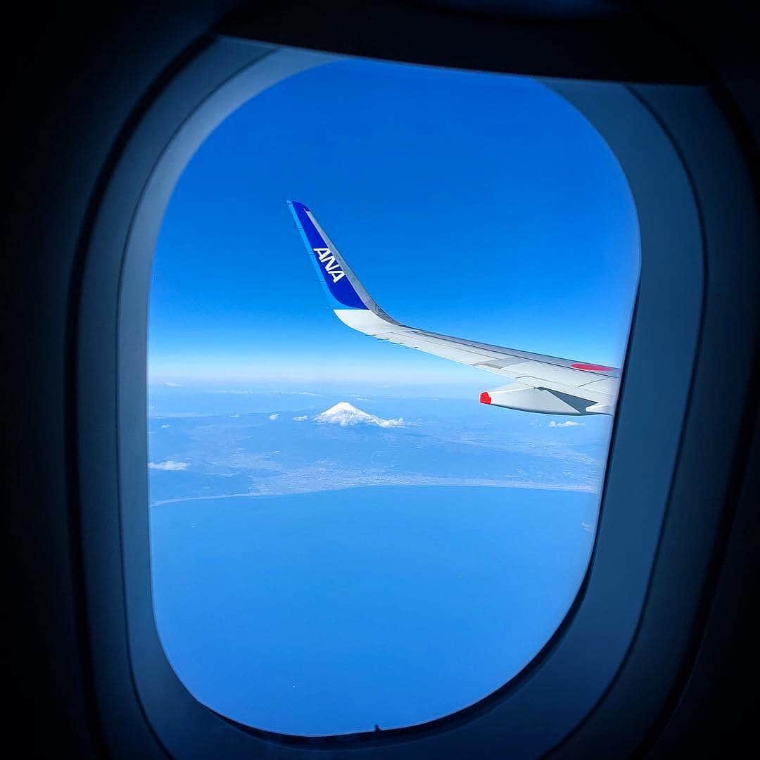 ANAのインスタグラム：「今日もわくわくを乗せて✈️ (Photo：@digitalfield）  #ソラマニ_マドカラ #機窓 #雲 #飛行機 #旅行好き #ダレカニミセタイソラ #ウイングレット #空旅 #富士山 #cloud #airplane #anaairplane #blue #sky #wing #mtfuji  機窓からの風景は「#ソラマニ_マドカラ」を付けて投稿してね⭐️インスタやANAの各メディアでご紹介していきます💙」