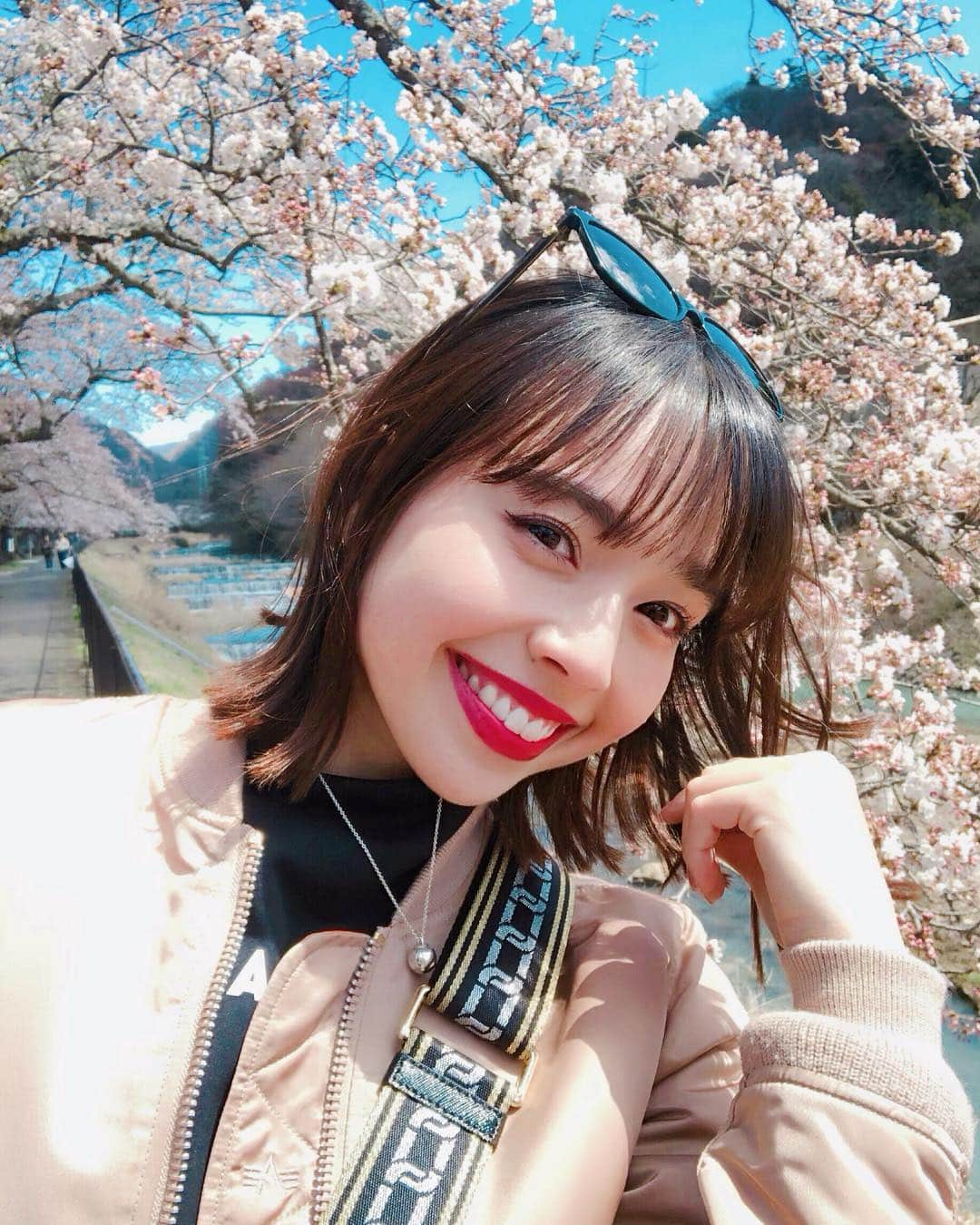 クレイトン愛さんのインスタグラム写真 - (クレイトン愛Instagram)「1泊2日で箱根旅行にいってきたよ〜🚘💕 桜も咲いてて、お花見しながら飲んだ桜あま酒がすごくおいしかった🥰 ・ ・ #お母さん #happybirthday  #👩🏻💓 #桜  #箱根 #宮城野早川堤  #あいメイク  #メイク #コスメ #ビューティー #makeup #cosmetics #beauty」4月3日 17時28分 - clayton_ai