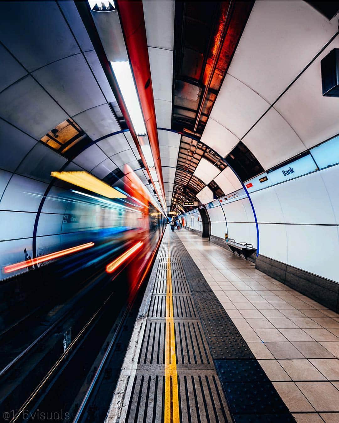 @LONDON | TAG #THISISLONDONさんのインスタグラム写真 - (@LONDON | TAG #THISISLONDONInstagram)「#RushHour on #Bank #DLR by @176visuals who tagged #IGotLondonSkills to get featured 🚇🔥 // #thisislondon #london #londonunderground」4月3日 17時28分 - london