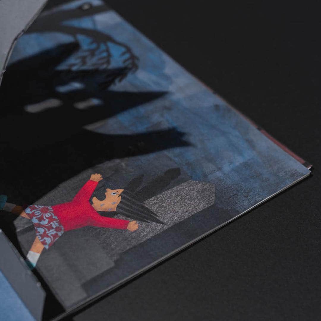 手紙社さんのインスタグラム写真 - (手紙社Instagram)「【『手紙社の「こどもの日」』出展者紹介：こうさくのまち⑱  ぺぱぷんたす】 『ぺぱぷんたす』（小学館）は、紙の可能性をあらゆる面から探る、「紙育」をテーマとしたムック本。様々なジャンルで活躍する作家たちが、新たな紙の楽しみ方を表現しています。口に出すだけで、なんだかワクワクしてしまうタイトルのこの本は、アートディレクションをブックデザイナーとして活躍する祖父江慎さんが担当し、2017年7月に創刊、2018年2月に第2号が発売されました。ページをめくれば、こどもから大人までが紙での遊びを純粋に楽しむことができる、ぺぱぷんたす。切ったり、破ったり、折ったり、鳴らしたりと、遊び方も自由！　創造する楽しみを味わえるこの本と、会場で触れ合ってみてくださいね。なんと、イベント当日は祖父江さん扮する、かみのかみさま・ソビーに、紙を使った遊びを教えてもらえるかもしれませんよ！ . ▶︎詳細は「@kodomonohi2019」プロフィールのリンク→shop index「ぺぱぷんたす」へ -------------------------------------------- 【開催概要】 手紙社の「こどもの日」 開催日：2019年4月27日（土）/ 28日（日） 時間：10:00-17:00 会場：東京都立産業貿易センター 台東館 7F 展示室 （〒111-0033 東京都台東区花川戸2-6-5） アクセス：東京メトロ（銀座線）浅草駅から徒歩5分/都営浅草線（地下鉄）浅草駅から徒歩8分 入場料：500円　※ 1歳以下無料 -------------------------------------------- #手紙社 #手紙舎 #tegamisha #手紙社のこどもの日 #こどもの日 #こどものいる暮らし #えほん #おもちゃ #マーケット #ワークショップ #ワークショップイベント  #赤ちゃん #親子時間 #親子イベント #おやこイベント #親子ワークショップ #キッズ #キッズイベント #キッズスペース #キッズアート #イベント情報 #こどもとおでかけ  #こどもとつくる #こどもと暮らす #こどもとあそぶ #こどものおもちゃ #工作 #ぺぱぷんたす #祖父江慎」4月3日 17時32分 - tegamisha