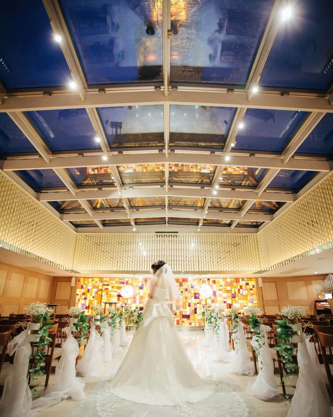 東京タワーの麓の結婚式さんのインスタグラム写真 - (東京タワーの麓の結婚式Instagram)「🗼♡ 夜は、東京タワーがライトアップされ、 昼間とは違った雰囲気に☆ . オレンジ色のステンドグラスと 東京タワーのあたたかい光がマッチして、 幻想的な空間を作り上げます☺️💓 . . 詳細は➡︎(@theplaceoftokyo)まで♡ . #theplaceoftokyo #ザプレイスオブトウキョウ #プレイスオブトウキョウ #東京タワー #東京タワー🗼 #東京タワーで結婚式 #東京タワーが好き #インスタジェニック婚 #tokyotower #wedding #ウェディング #プレ花嫁 #卒花嫁 #2019年春婚 #2019夏婚 #2019秋婚 #2019冬婚 #結婚式準備 #結婚式場探し #式場探し #東京花嫁 #関東プレ花嫁 #日本中のプレ花嫁さんと繋がりたい #イルミネーション #東京タワー見える #東京タワーの真下」4月3日 17時42分 - theplaceoftokyo