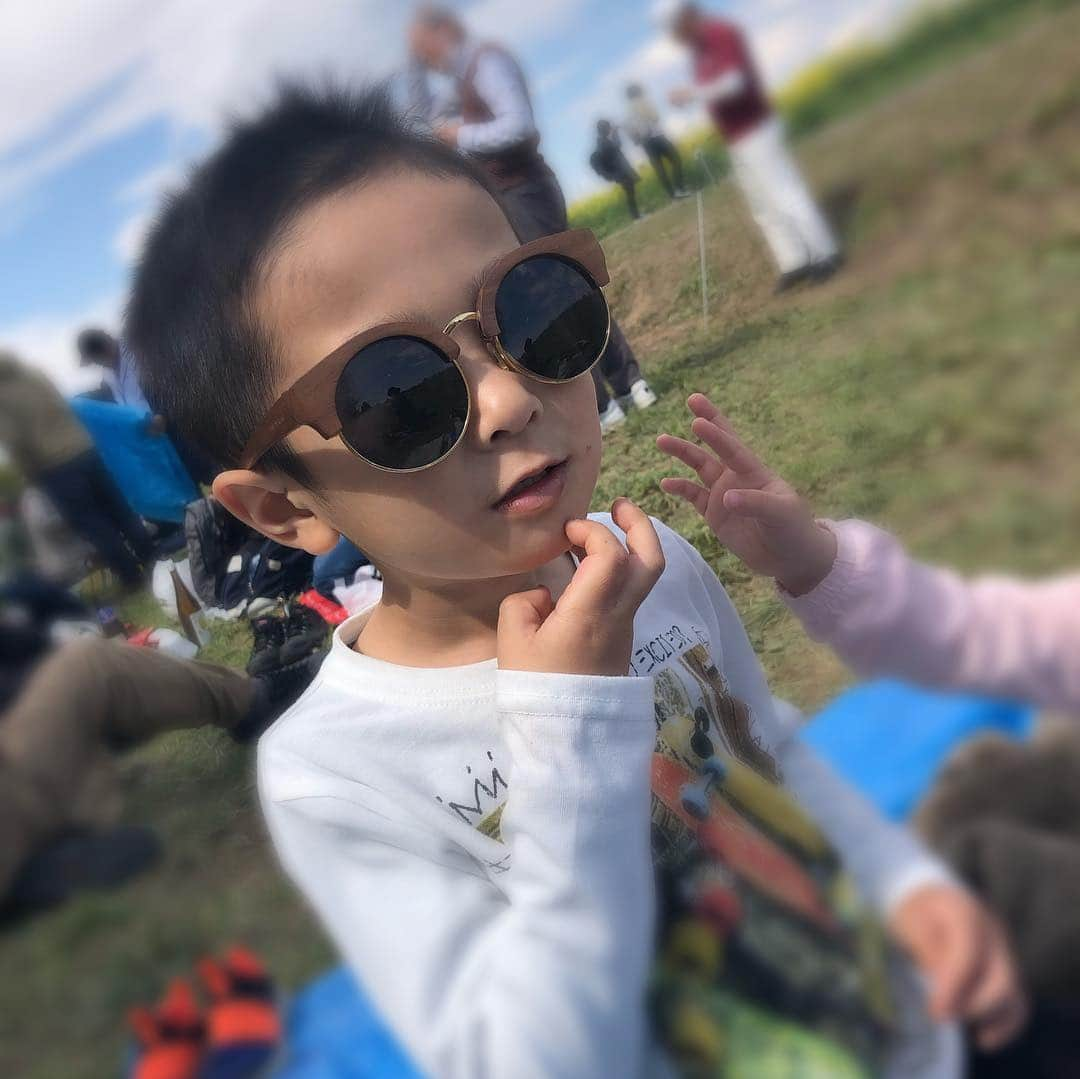 市井紗耶香さんのインスタグラム写真 - (市井紗耶香Instagram)「子どもたちのベストショットが 撮れるともうお腹いっぱい 気持ちがいっぱいとなるのは 私だけ⁇  なんやかんやで春休み 全員揃ったのたったの1日だけだったけど、美しい桜と菜の花畑に魅了され 頭の中が『幸』になってます。  #子育て #ベストショット #お花見 #兄弟多いと誰かしら目つぶったり外れてたり #母心 #4姉弟妹  #埼玉県 #幸手市権現堂 #桜堤」4月3日 17時42分 - sayakaichii