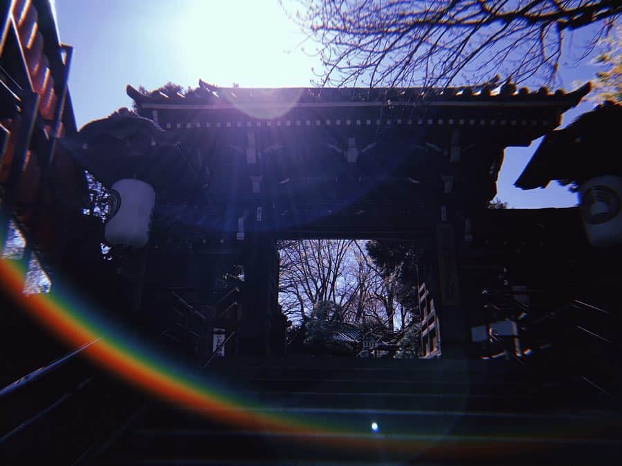 橘花梨さんのインスタグラム写真 - (橘花梨Instagram)「急遽時間が出来たので、ずっと行ってみたかった赤坂の豊川稲荷へ⛩なんかもう、テーマパークだ。帰り際に写真を撮ったら、こんなにいい天気なのに虹が、、🌈おみくじも大吉で嬉しい。素敵な出会いもあり、しろたえのレアチーズも最高。今年度出だし好調✌️ #豊川稲荷東京別院」4月3日 17時36分 - tachibana_karin