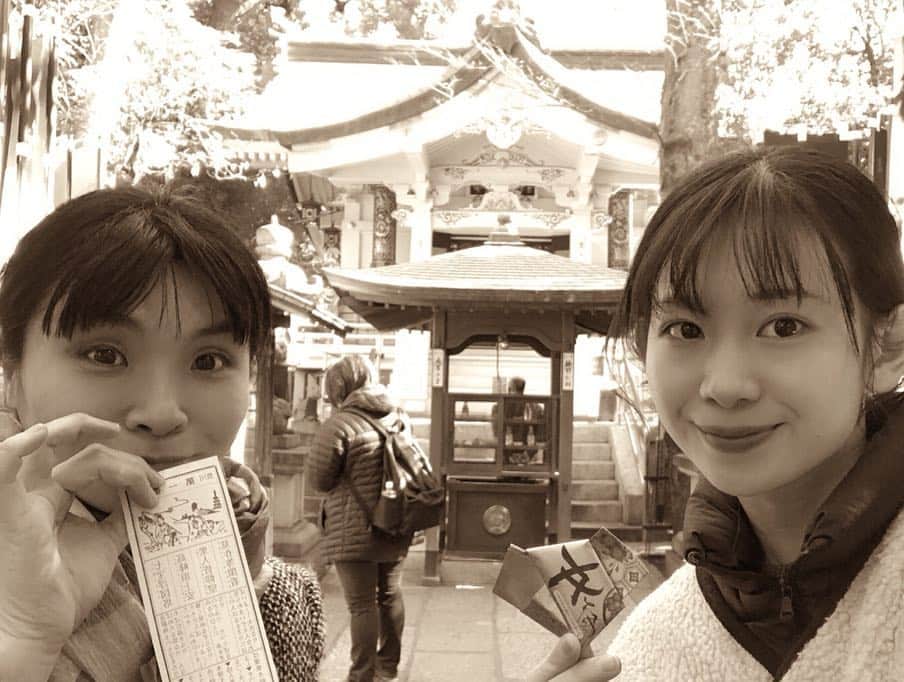 橘花梨さんのインスタグラム写真 - (橘花梨Instagram)「急遽時間が出来たので、ずっと行ってみたかった赤坂の豊川稲荷へ⛩なんかもう、テーマパークだ。帰り際に写真を撮ったら、こんなにいい天気なのに虹が、、🌈おみくじも大吉で嬉しい。素敵な出会いもあり、しろたえのレアチーズも最高。今年度出だし好調✌️ #豊川稲荷東京別院」4月3日 17時36分 - tachibana_karin