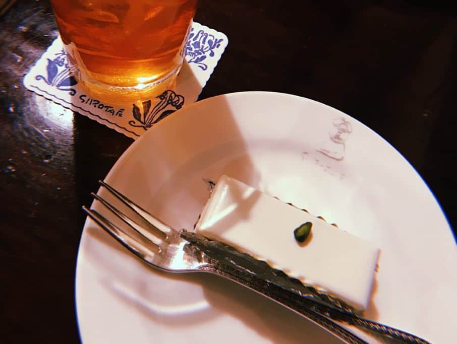 橘花梨さんのインスタグラム写真 - (橘花梨Instagram)「急遽時間が出来たので、ずっと行ってみたかった赤坂の豊川稲荷へ⛩なんかもう、テーマパークだ。帰り際に写真を撮ったら、こんなにいい天気なのに虹が、、🌈おみくじも大吉で嬉しい。素敵な出会いもあり、しろたえのレアチーズも最高。今年度出だし好調✌️ #豊川稲荷東京別院」4月3日 17時36分 - tachibana_karin