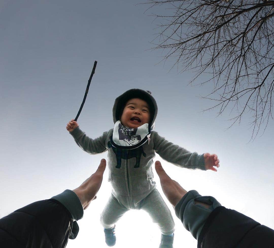 GoProさんのインスタグラム写真 - (GoProInstagram)「空から魔法の杖を一振り ✨ #GoPro ならではのPOV視点で高い高いの瞬間をとらえる @takaloao 👌 ・ ・ ・ #GoProJP #GoProのある家族 #GoProKids #家族 #魔法 #高い高い」4月3日 17時36分 - goprojp