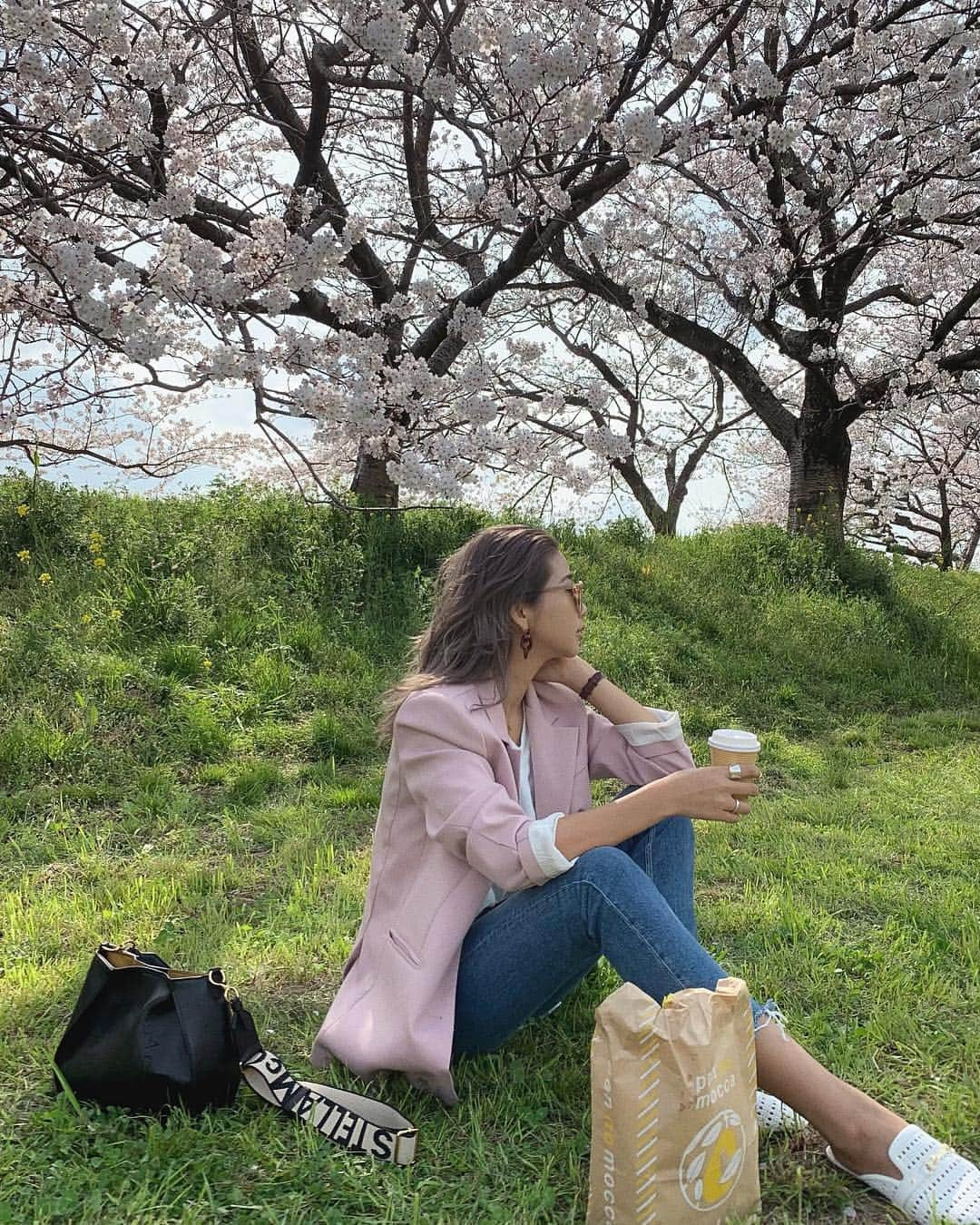 草野春香さんのインスタグラム写真 - (草野春香Instagram)「. パン買って桜見ながらのんびり🥐🥖 芝生が気持ち〜☘🌸 #花見」4月3日 17時36分 - _haruka030_