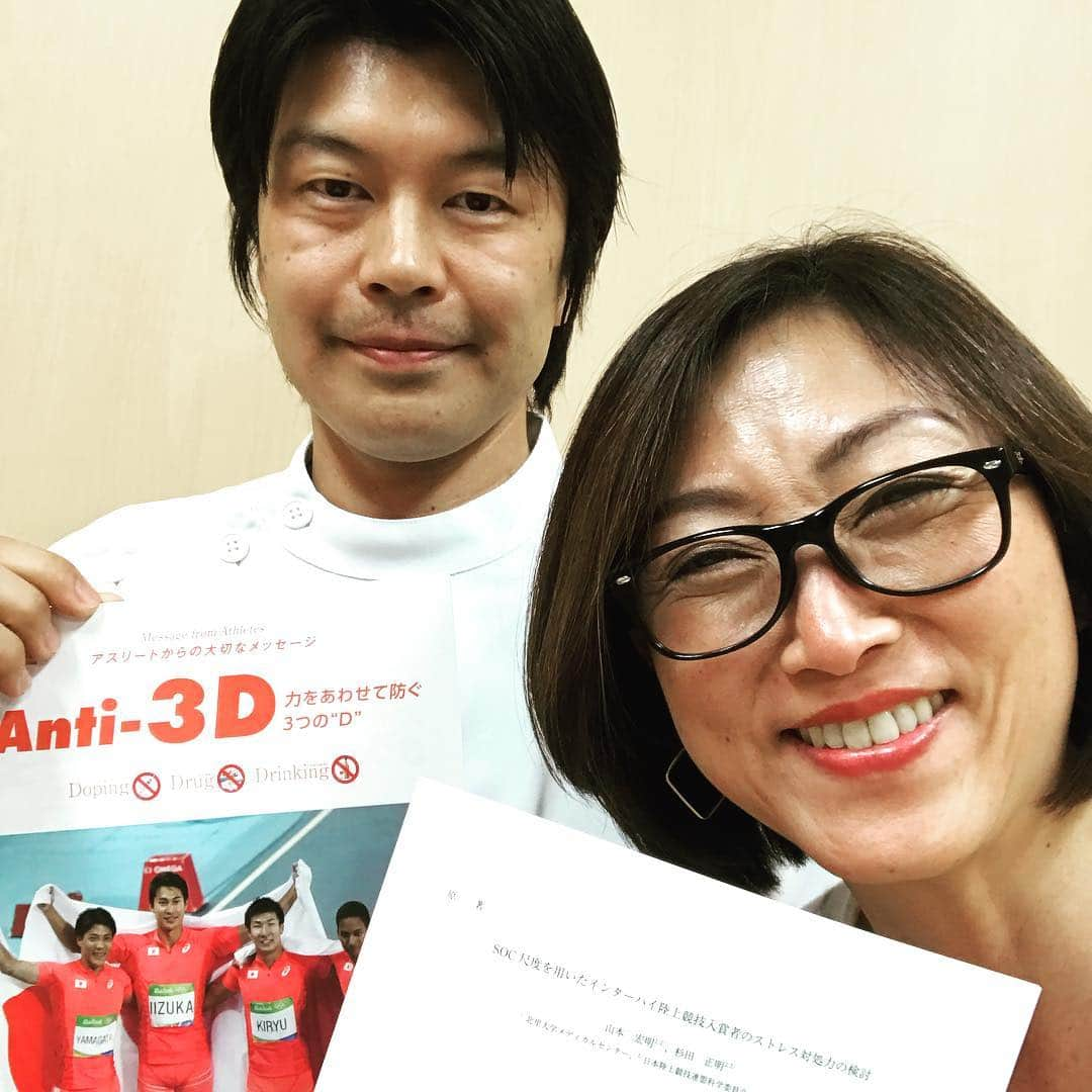 田中ウルヴェ京さんのインスタグラム写真 - (田中ウルヴェ京Instagram)「先日、「女子大生として」勉強の機会を頂きたくスポーツ精神科医の山本宏明せんせーのところに行った。 原著で「アスリートのSOC」について書かれていたのを発見。SOC, stress hardiness, copingの位置関係を知りたくて質問。 たくさん質問させていただいた後、自分は満足したのだが。山本先生のご様子は、どーも緊張しておられるようで。😅 ありがとうございました！と申し上げたら、「今日は京さんにお会いするんでどうなることかと思っていて。自分でお役に立つのだろうかと案じておりました」のようなお言葉。  いえいえーー 女子大生ですからー 😙😙😙 って。 すみません。。。🙇‍♀️ もー、せんせー若干怯えてた気がするのは気のせいだろうか。。。 ずいぶん前に自分がやっていたキャリアトランジション勉強会にも参加くださってたご縁がありました。😊 お忙しいお時間頂き本当にありがとうございました。😊 引き続き頑張ります。。。」4月3日 17時43分 - miyako.tanaka.oulevey