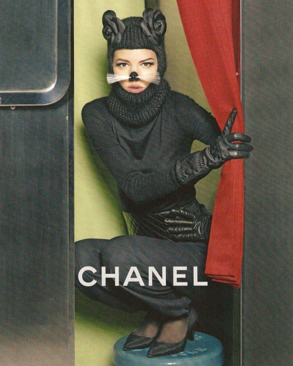 カリーヌ・ロワトフェルドのインスタグラム：「Back on set 🐱 FW 2011 campaign photographed by Karl.  @chanelofficial @frejabeha.erichsen @peterphilipsmakeup @sammcknight1 @annyerrandonea_nailsartist」