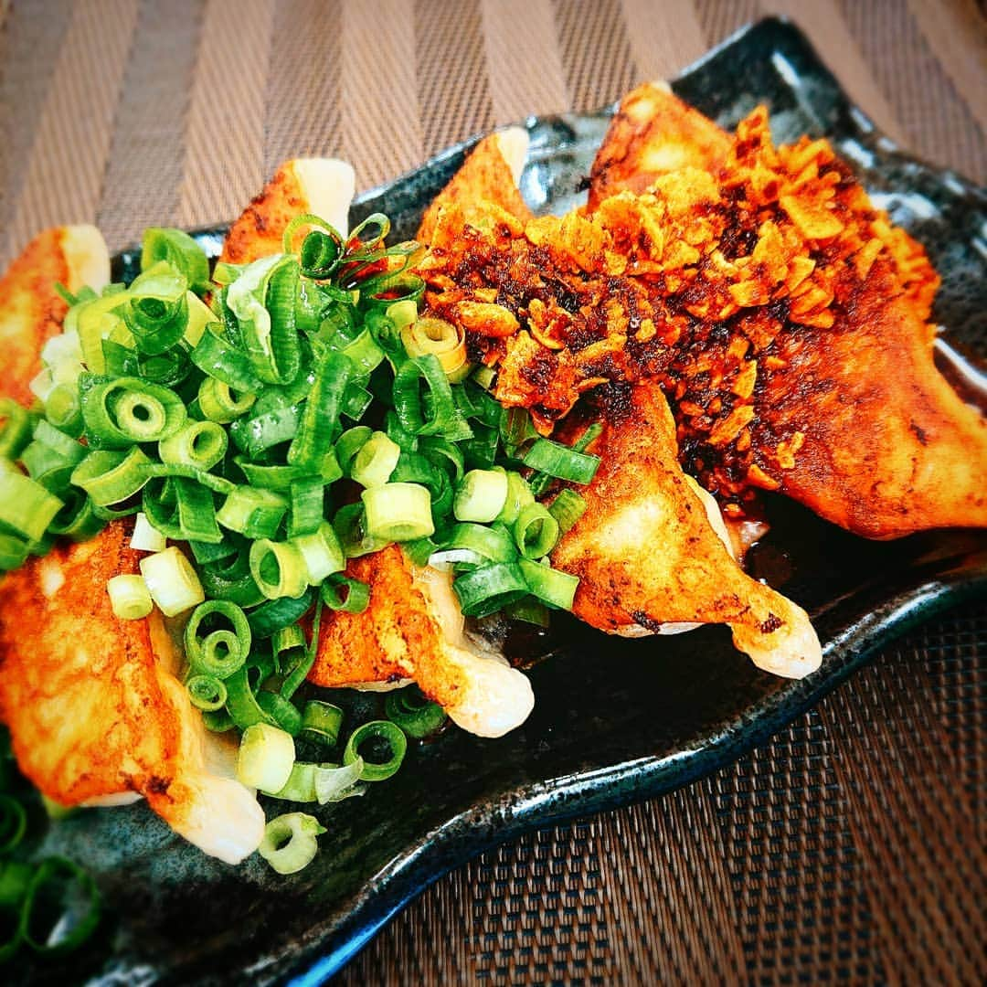 みまつ食品 餃子工房RON ひとくち餃子とキャベツサイダーさんのインスタグラム写真 - (みまつ食品 餃子工房RON ひとくち餃子とキャベツサイダーInstagram)「こんにちは！みまつ食品です。  今日はお昼で皇帝餃子を開発中！！今日はモリモリの小口ネギと  食べるラー油をぶっかけて、白米でいただきました。  もう、最高ですね！冷えたビールとよく合いそうですが勤務中なので我慢！！ お求めはお近くのスーパーで！！ #皇帝シリーズ #皇帝餃子 #餃子 #ギョーザ #おうちごはん  #みまつ食品 #餃子工房ron #お昼ごはん #豊かな食卓  #デリスタグラム #ランチ #lunch #instafood #グルメ #中華料理  #おうち中華 #晩ごはん #yummy #foodie #自炊 #晩ごはん  #家飲み #おつまみ #料理好きな人と繋がりたい #簡単ごはん  #夕飯のおかず #おうち居酒屋 #晩酌 #餃子好きな人と繋がりたい  #前橋餃子　#食べるラー油」4月3日 17時47分 - mimatsu_gyouzakoubou_ron