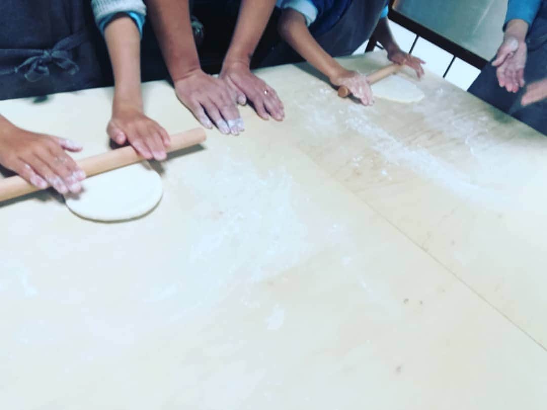 桑原淳のインスタグラム：「本日のほうとう作り体験はお子様も！ この春この夏山梨は富士吉田でお待ちしております！ サムライゲストハウスへどうぞ、」