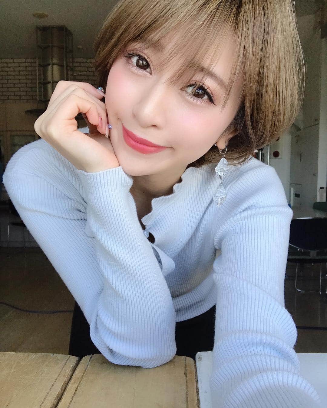 のインスタグラム：「#韓国風ヘア の撮影🍧 耳掛けするのがマイブーム😽 *  @rillee_on リリーオンで3回目のソニックフィットを受けてきたよ🥳 銀座、渋谷、池袋店は今人気で予約1ヶ月半待ちだそうです😳‼️ そんな中、3月にリリーオン表参道店 @rilleeon.omotesandou と六本木店 @rilleeon.roppongi がオープンしました🌈✨新店舗なので他店に比べて今なら比較的予約が取りやすいみたいです🌸🌸 * ソニックフィットホームページか各店舗インスタグラムから https://sonicfit.jp/ 予約できます✨✨ * * #rillee_on #リリーオン #ソニックフィット #SonicFit #小顔 #リフトアップ #しみ #しわ #アンチエイジング #美白 #毛穴 #肌質改善 #にきび #ハイフ #エステ  #ラエッセ #バンコク #表参道 #六本木 #銀座 #渋谷 * * #ヘアアレンジ#韓国#オルチャン#ショート#ショートカット」