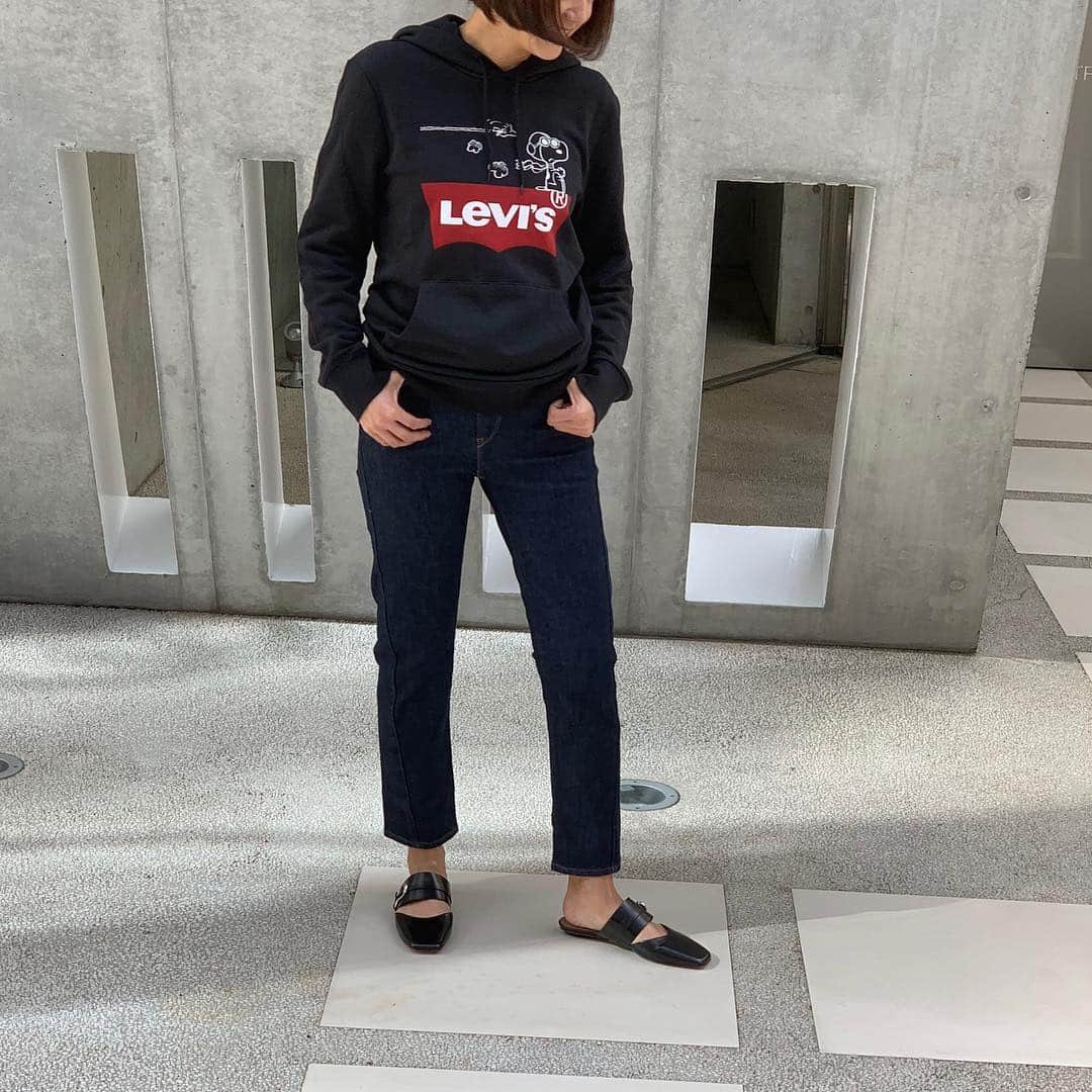 ELLE SHOP_JPさんのインスタグラム写真 - (ELLE SHOP_JPInstagram)「Levi's®×PEANUTS® スヌーピーとコラボレーションしたパーカーは程よい肉感でシーズン長く使えそう✨時を経て新たにアップデートされた、エンジニアドジーンズとの相性もバッチリです👍人間工学に基づく立体裁断で、膝などの動きがよりスムーズに生まれ変わりました！  @levis_japan  #shopnow #levis #リーバイス #すぬーぴー #スヌーピー #peanuts #パーカー #パーカーコーデ #デニムコーデ #elleshop #エルショップ #サルトル #sartore」4月3日 17時57分 - elleshop_jp