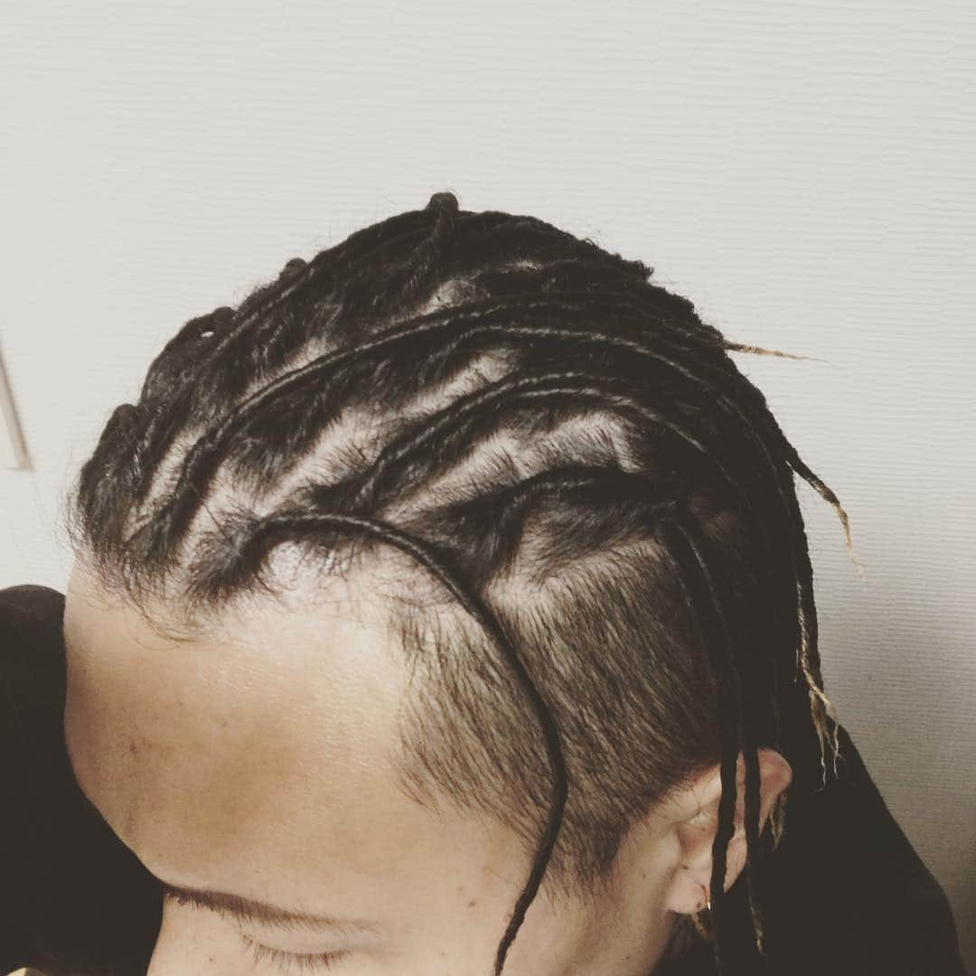 TEEDAさんのインスタグラム写真 - (TEEDAInstagram)「I’ve got a repaired my twist dreads at loop ebis today! cuz I’ll play the show on Sunday at shibuya www  ドレッド巻き直してきた！また当分髪の変化やアレンジが楽しめる！！ また恵比寿にあるLoopさんで巻いてもらいましたー( ´∀｀) 大満足！！ #backon #teeda #kenji03 #rock #hiphop #jhiphop #rockband #jrockband #rap #jrap #bringthenoise #tokyo #adachi #tattoo #punk #mixture  #lyricist #trackmaker #composer #songwriter #tstar #avex #avexmanagement #anime #anison #animethemesong #tokyojapan #chopkickturn #dreads #loop」4月3日 17時58分 - teeda_bo