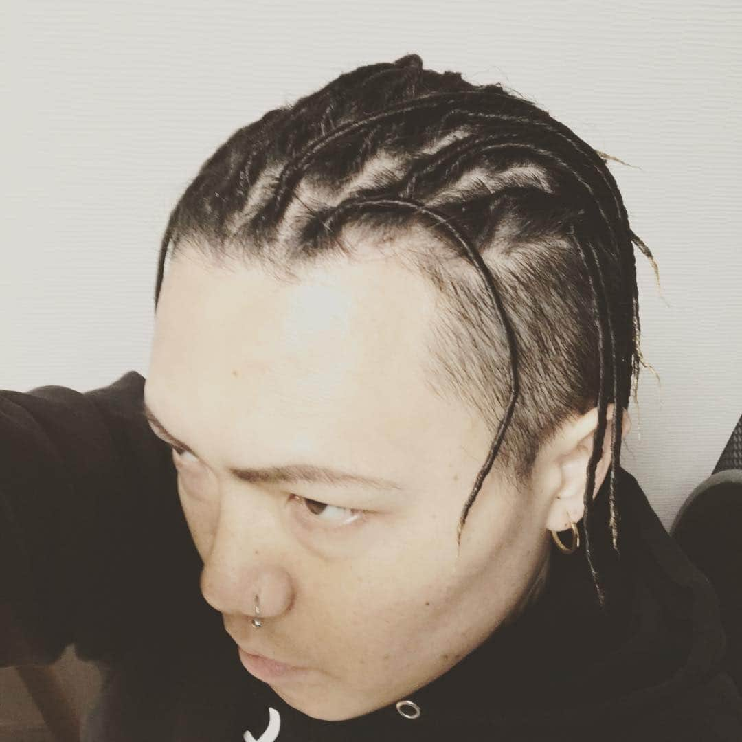 TEEDAさんのインスタグラム写真 - (TEEDAInstagram)「I’ve got a repaired my twist dreads at loop ebis today! cuz I’ll play the show on Sunday at shibuya www  ドレッド巻き直してきた！また当分髪の変化やアレンジが楽しめる！！ また恵比寿にあるLoopさんで巻いてもらいましたー( ´∀｀) 大満足！！ #backon #teeda #kenji03 #rock #hiphop #jhiphop #rockband #jrockband #rap #jrap #bringthenoise #tokyo #adachi #tattoo #punk #mixture  #lyricist #trackmaker #composer #songwriter #tstar #avex #avexmanagement #anime #anison #animethemesong #tokyojapan #chopkickturn #dreads #loop」4月3日 17時58分 - teeda_bo