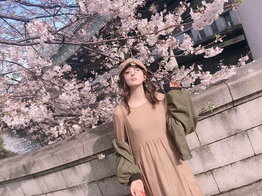 岩﨑名美さんのインスタグラム写真 - (岩﨑名美Instagram)「なんとなくこんな日くらいはお弁当を作りたくなります🤤 家の冷凍庫をお掃除するメニューに（笑） 全然手が込んでないやつです🍙  #お花見  #お花見弁当  #満開  #お弁当」4月3日 23時31分 - nami_iwasaki