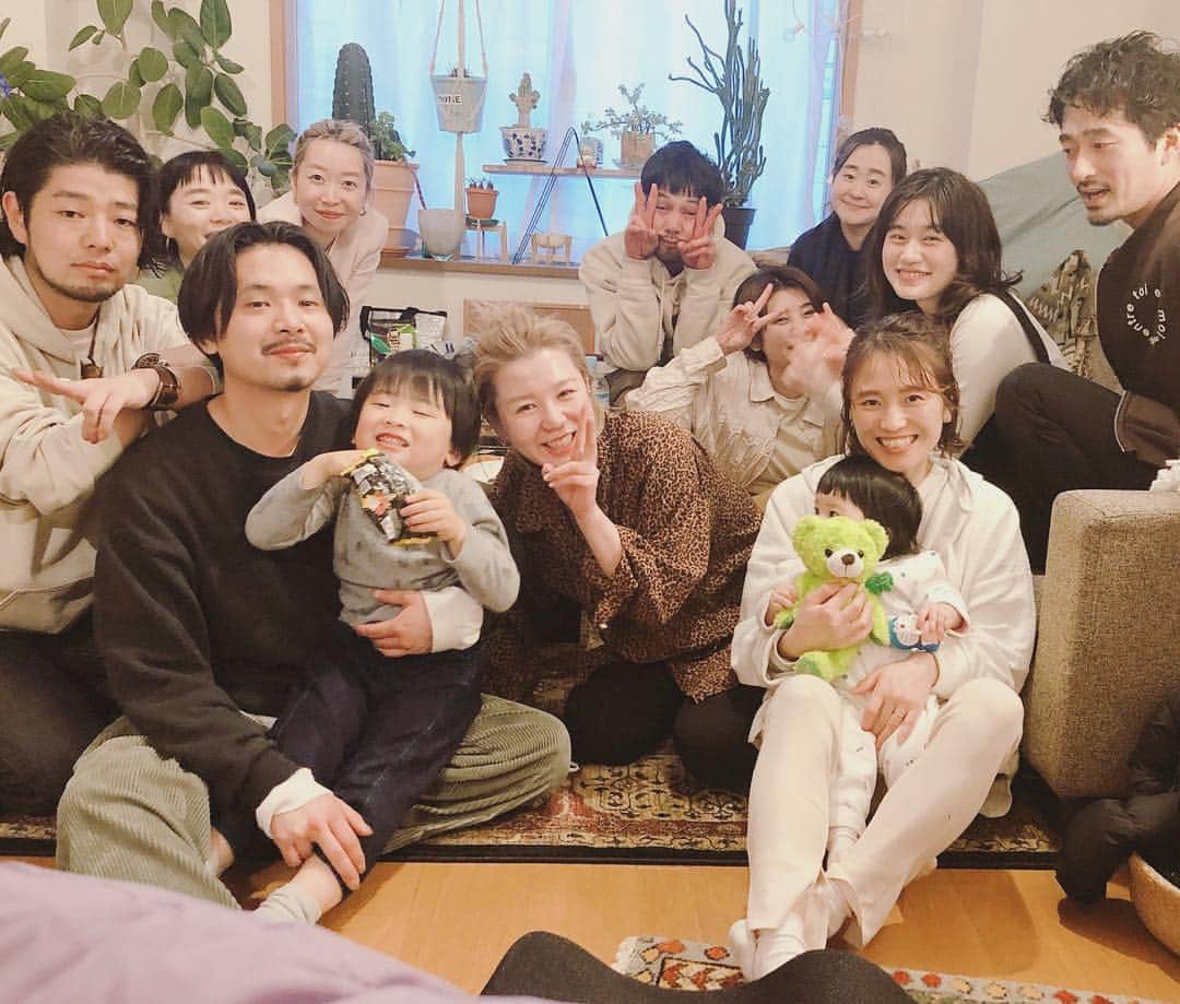 小松美緒のインスタグラム：「昨日のお花見🌸 と、  @ohyasaori バースデー会㊗️✨✨ 寒すぎて1時間もせず公園を後にして、 ウツギさんホーム🏠にお邪魔させていただき、素敵な仲間と初めましてのカリスマな人たちとも会えて、ことちゃんもたくさん遊んでもらって、  楽しい楽しい1日でした🌸🌸 2枚目の、写真だと思ったのに動画だったってゆう感じも好き。  最後の１枚は、 ことちゃんと仲良しのトヨバァの写真  トヨバァいつもありがとう💓  さおちゃん、お誕生日おめでとう🎉 来年は個々に3人も👶増えちゃう💕ワクワク✨✨✨」