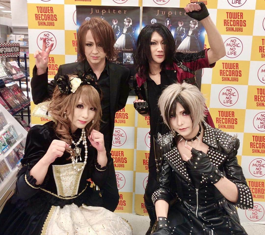 HIZAKIさんのインスタグラム写真 - (HIZAKIInstagram)「#Jupiter New Album 『Zeus:I.Legends Never Die』のリリースイベントTシャツ限定ミニライブ dues新宿＆タワーレコード新宿ありがとうございました！ もう聴いてくれた方も多いかな？ 末長く聴いて頂けるとと幸せです🧸 #KUZE #HIZAKI #TERU #DAISUKE」4月3日 23時25分 - hizaki_official