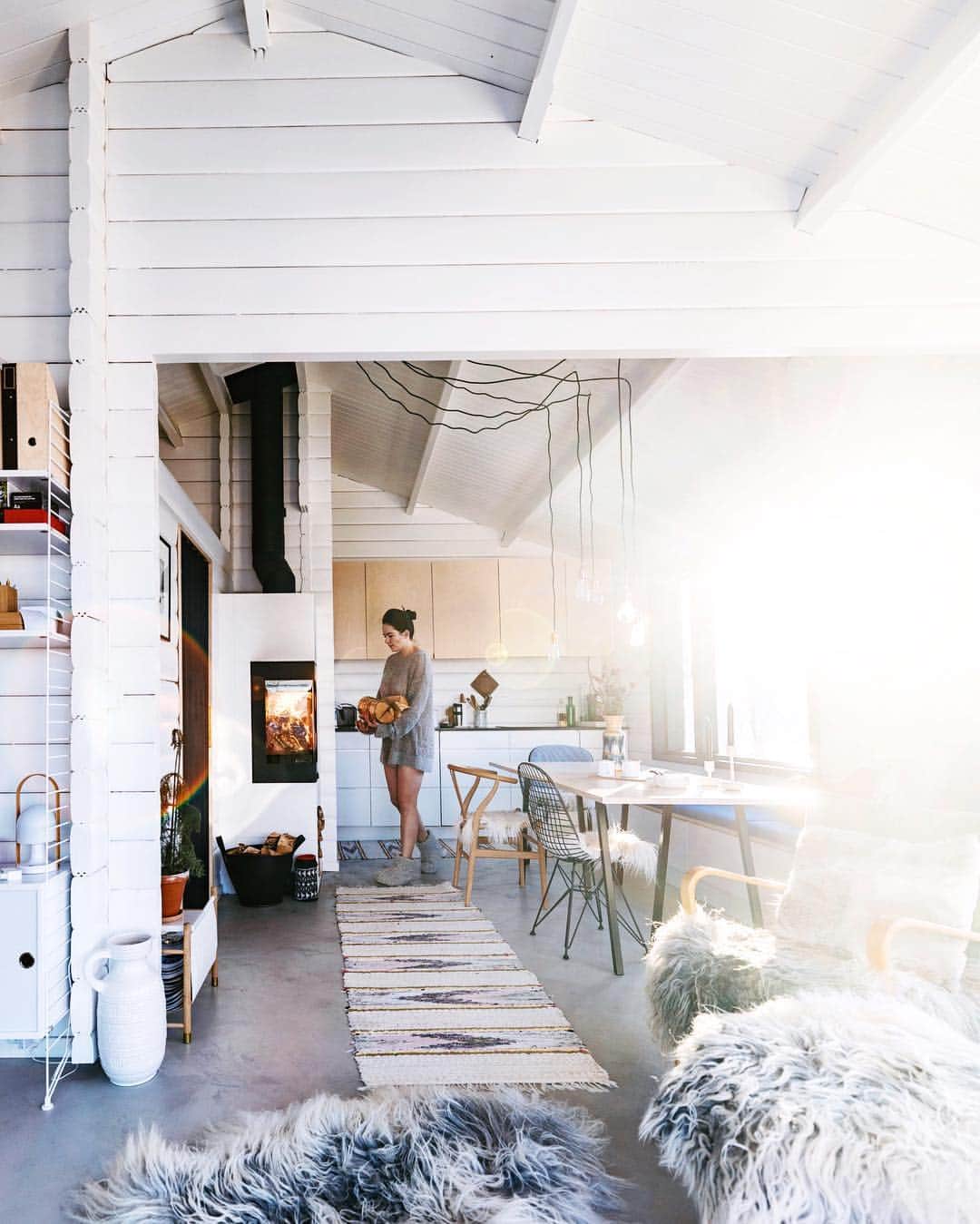 のインスタグラム：「Niky keeping up with the fire in the very hygge villa we got to rent a couple of years ago in Norway✨. To me, fireplaces are definitely the synonym for coziness ( I mean is there anything more cozy than sipping a glass of wine in front of a fire?!) I’ve always pictured my future home with one. I’m actually thinking of having a fireplace in my Bali home, which wouldn’t really make any sence but well 🤷🏼‍♀️🔥 #lilyinnorway」