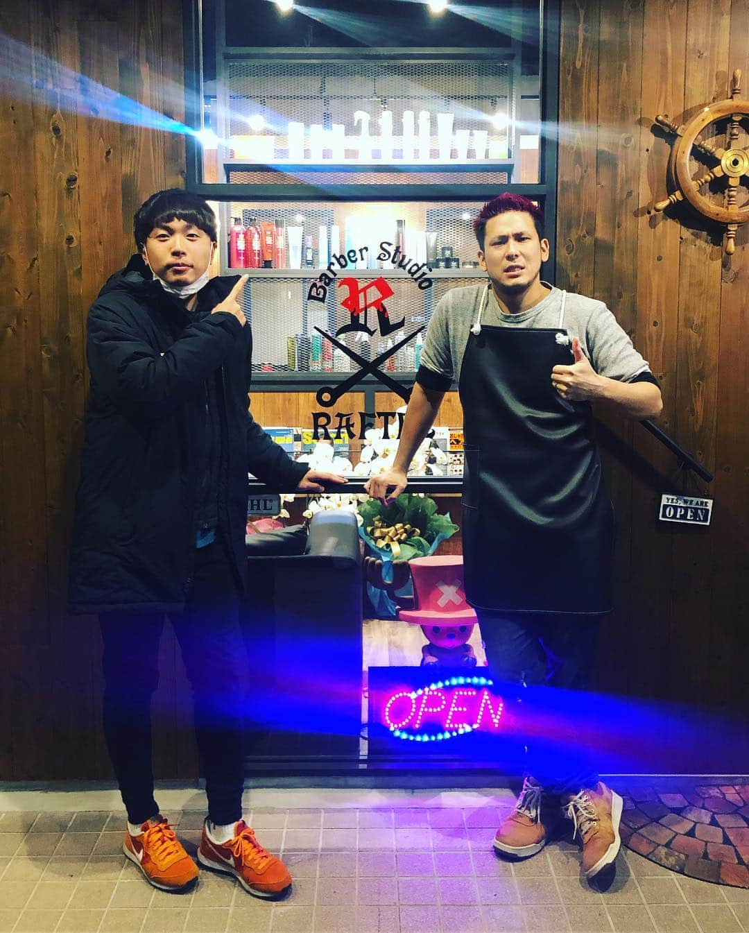 小山英機さんのインスタグラム写真 - (小山英機Instagram)「. 久しぶりに地元の神戸に帰ってました⚓︎ 幼稚園からの友達が理容室を最近オープンしたんで切りに行ってきました💈 終わってからは、ウィーグットスポーツクラブをだいぶ前にオープンさせた友達と焼肉行きました🤙 ええ一日🙏 . #BarberStudioRAFTEL #店カッコ良すぎ #髪の毛染める時にアウターまで染めてしまった友達も来てくれた . #ウィーグットスポーツクラブ #神戸で幼小中のサッカースクールをしていて大人のカテゴリーでは初心者と経験者を分けた2チームのフットサルチームがありクラブ員は100人以上でこれを全部一人で受け持っていて更に文武両道目指しているので垂水では学習塾のウィーグット個別指導塾も経営してたりしてます #何か興味ある人はウィーグットスポーツクラブとググってみて下さい #TWICE詳しくないのにええやつです . #神戸 #KOBE #BEKOBE #こべっ子 #のびのびパスポート #とくれんオレンジゼリー #いかなごGOGO」4月3日 23時28分 - monkoya13