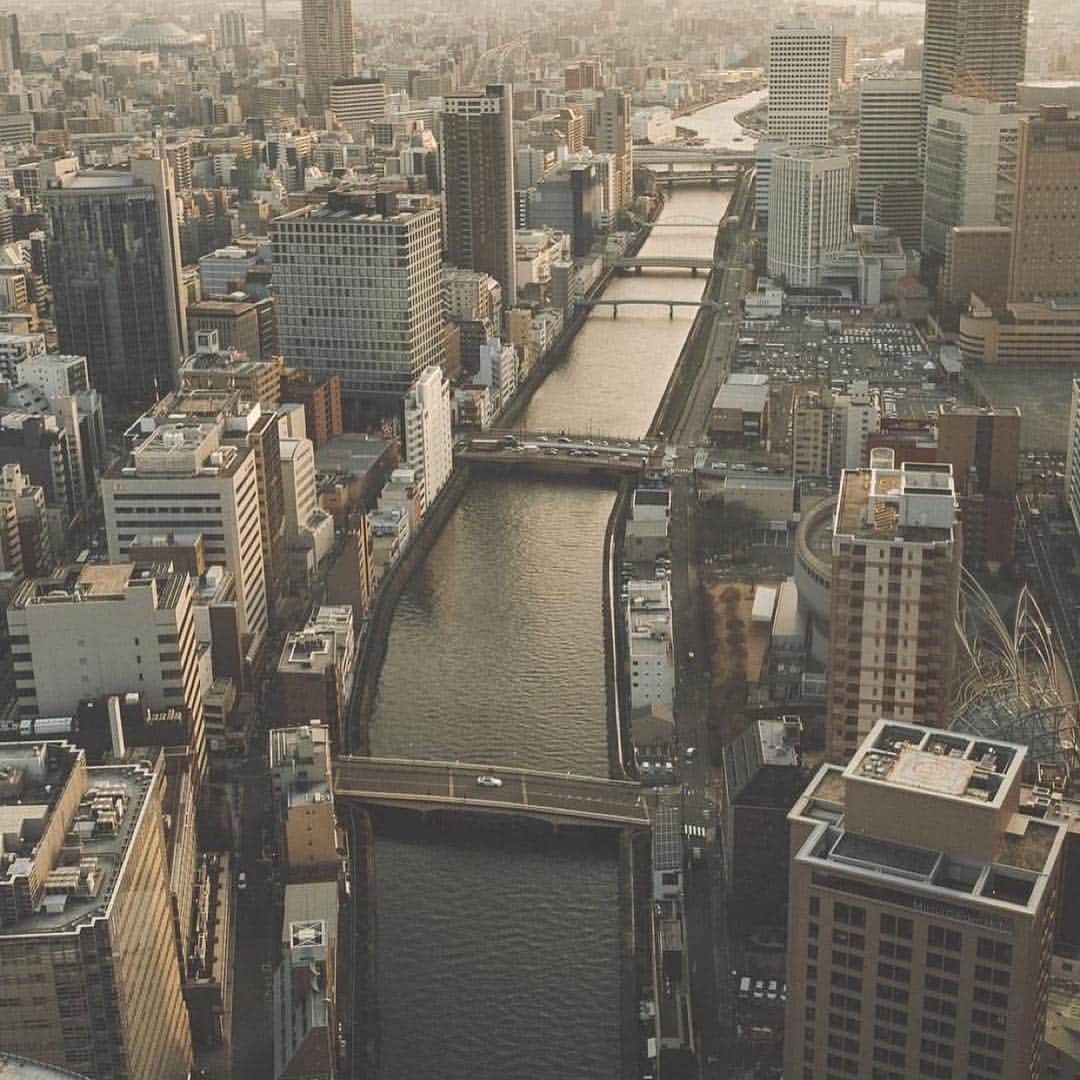 Conrad Osakaさんのインスタグラム写真 - (Conrad OsakaInstagram)「美しい大阪の夕暮れ・・・ Beautiful nightfall view from your address in the sky... === #repost @tsuyoshinges Before Night Falls #indy_photolife === #コンラッド大阪 #conradosaka #nightfall #夕暮れ #osaka #大阪 #景色」4月3日 18時01分 - conradosaka