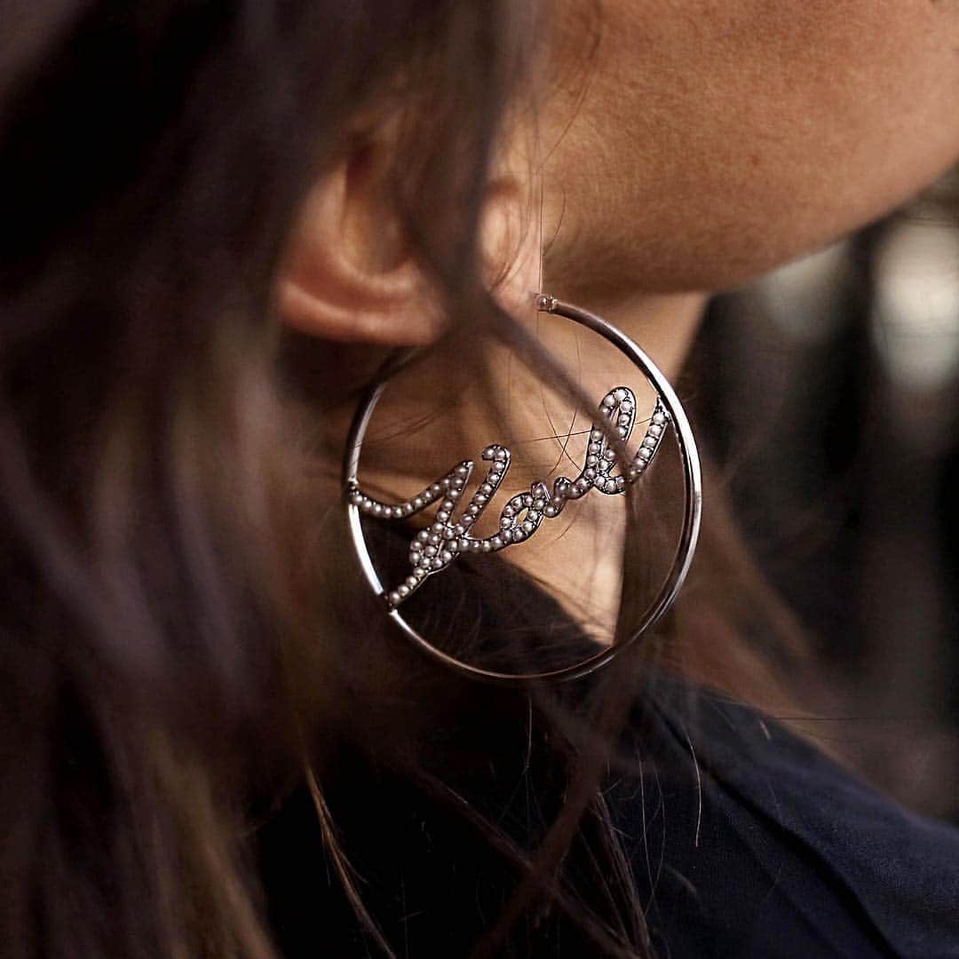 カールラガーフェルドさんのインスタグラム写真 - (カールラガーフェルドInstagram)「When it comes to hoop earrings, the bigger the better. #KARLLAGERFELD」4月3日 18時01分 - karllagerfeld