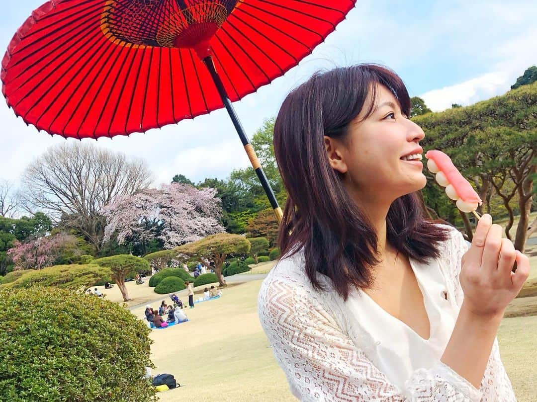 熱田久美さんのインスタグラム写真 - (熱田久美Instagram)「#花より団子 🍡 桜に癒されました🌸 みんなはどんな水曜日‪((((꜆ ˙-˙ )꜆🍵‬？ ・ #shooting #instafood  #shinjuku #tokyo #japan  #natural #nature #cherryblossom  #新宿御苑 #新宿 #混雑 #桜 #花 #団子 #自然 #癒し  #甘党女子 #スイーツ女子 #食べてばっかり #食べたい #自然が好き #自然好きな人と繋がりたい #ナチュラル  #お仕事 #お疲れ様です #ファイト #マイペース #自分らしく #だんご3兄弟」4月3日 18時02分 - kuumi1125