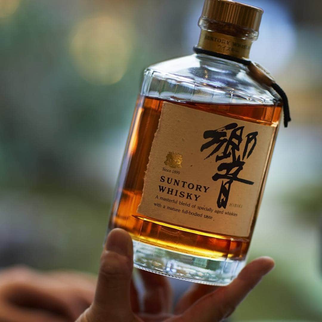 響 | SUNTORY WHISKY HIBIKIさんのインスタグラム写真 - (響 | SUNTORY WHISKY HIBIKIInstagram)「. HIBIKI TIME 2019年4月3日、サントリーウイスキー「響」は30回目の誕生日を迎えました。 （画像は1989年発売当時の「響」） On April 3, 2019, Suntory Whisky HIBIKI celebrated its 30th anniversary. (The image shows the HIBIKI first edition launched in 1989)  #響 #hibiki #響時間 #二十四節気 #清明 #春 #30周年 #30years #anniversary #suntorytime」4月3日 18時02分 - suntorywhisky_hibiki