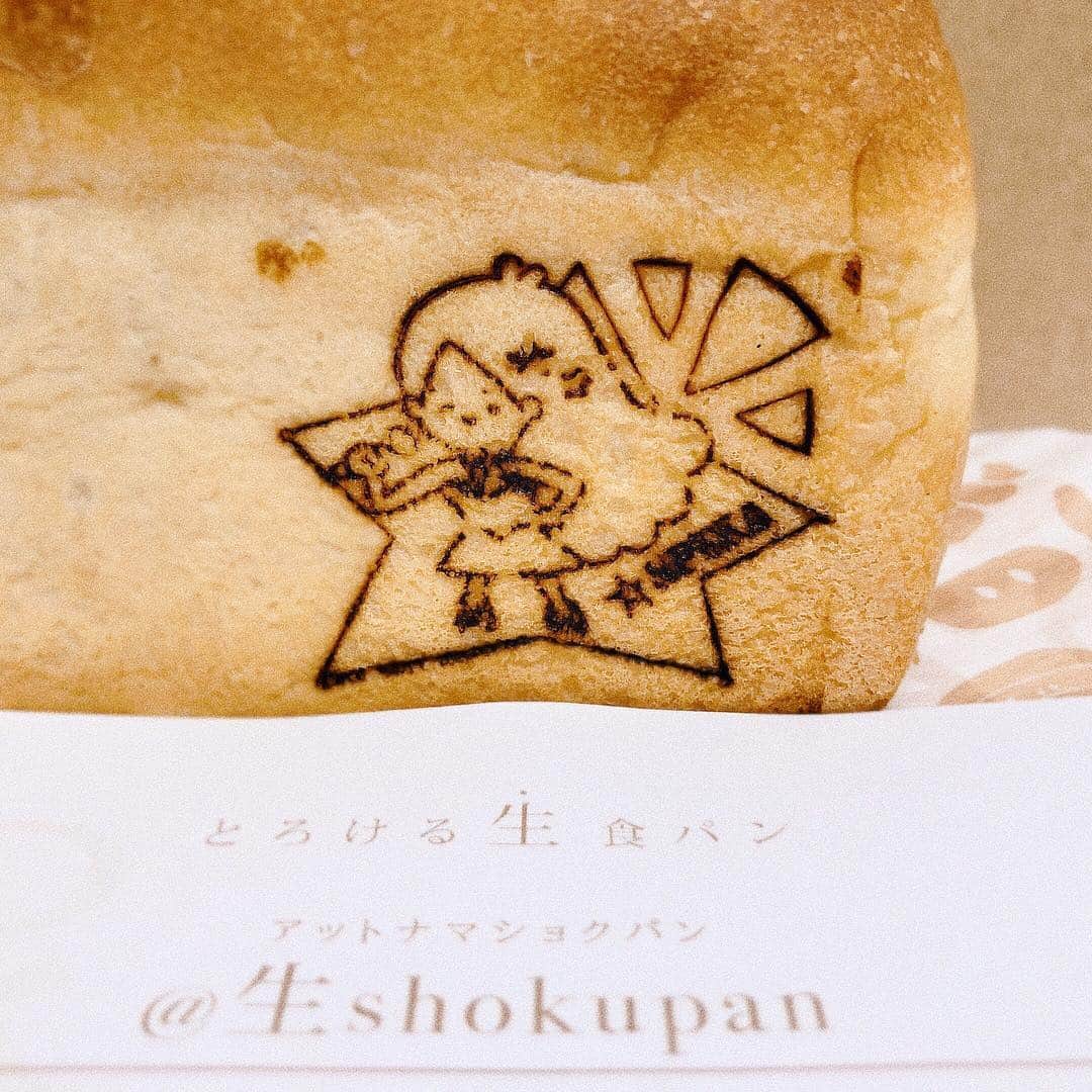 上田真実さんのインスタグラム写真 - (上田真実Instagram)「* * * * じゃじゃーーーんっ その名も『#スピカパン』☆☄ ☄ ☄ ☄ そのまんまですね🙄 * 特注のスピカ焼印が入った食パン🍞♡ 。。。感激でした✨ ぺろりと胃袋の中へ〜〜〜🐊♬ * こちらの食パンは 『最高級パン専門店recette 』さんの@生shokupanです♬ * 最高級なだけあって、 北海道産小麦や、北海道産リコッタチーズ、ジャージー牛乳など、こだわりの素材と高加水製法で作られています✨ * 軽く温めると中のリコッタチーズが溶け、 しっとりふわふわ〜に♡♡ 最高に美味しく頂きました（ ⑉´ᯅ`⑉ ）♡ * いつかオリジナルのスピカパン 作りたいなぁ〜〜🍞🥖🥐🤭💭 * * * * #三上スピカ #SPIKA #recette #ルセット #最高級パン #最高級パン専門店 #東京パン屋 #東京パン屋巡り #世田谷パン屋 #パン屋巡り #パン大好き #パン好きな人と繋がりたい #パンスタグラム #パン部 #パン活 #パンのある暮らし #オリジナルパン #スピカバター #なんもりプレッソ #食パン専門店 #高級生食パン #アット生shokupan #bakery #cafe #instafood」4月3日 18時03分 - spk05290