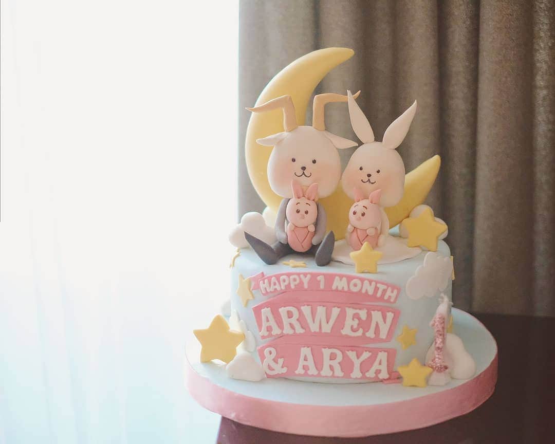 エリッサ・ヤマダさんのインスタグラム写真 - (エリッサ・ヤマダInstagram)「Obsessed with @jessbebes 😍😍😍 140319 | This pic was taken after they got their very first haircut (👩‍🦲👩‍🦲) to celebrate 1 month! Swipe left for the super cute cake by @sugarministry! Do you see the Goat and Rabbit figures on top of the cake? They are actually the characters from @jessyamada's wedding (#antjess), and @sugarministry successfully recreated them for this cake! Along with two little piglets yang di-bedong hahah gemetsss!!! Thank you, @mingmonglie! @jessyamada masih belum tega potong kue nya sampai sekarang 😂😂」4月3日 18時04分 - elleyamada