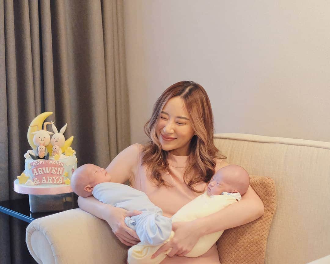 エリッサ・ヤマダのインスタグラム：「Obsessed with @jessbebes 😍😍😍 140319 | This pic was taken after they got their very first haircut (👩‍🦲👩‍🦲) to celebrate 1 month! Swipe left for the super cute cake by @sugarministry! Do you see the Goat and Rabbit figures on top of the cake? They are actually the characters from @jessyamada's wedding (#antjess), and @sugarministry successfully recreated them for this cake! Along with two little piglets yang di-bedong hahah gemetsss!!! Thank you, @mingmonglie! @jessyamada masih belum tega potong kue nya sampai sekarang 😂😂」