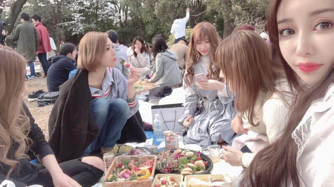のインスタグラム：「みんなだいすき🥺💕 #代々木公園#花見#変な外国人に絡まれて警察きた👮‍♂️#まじなんなん#りかが色々作ってきてくれた#ましそよ#今日久しぶりに仕事#今月誕生日って内緒#誕生日っていつから嬉しくなくなった？w」