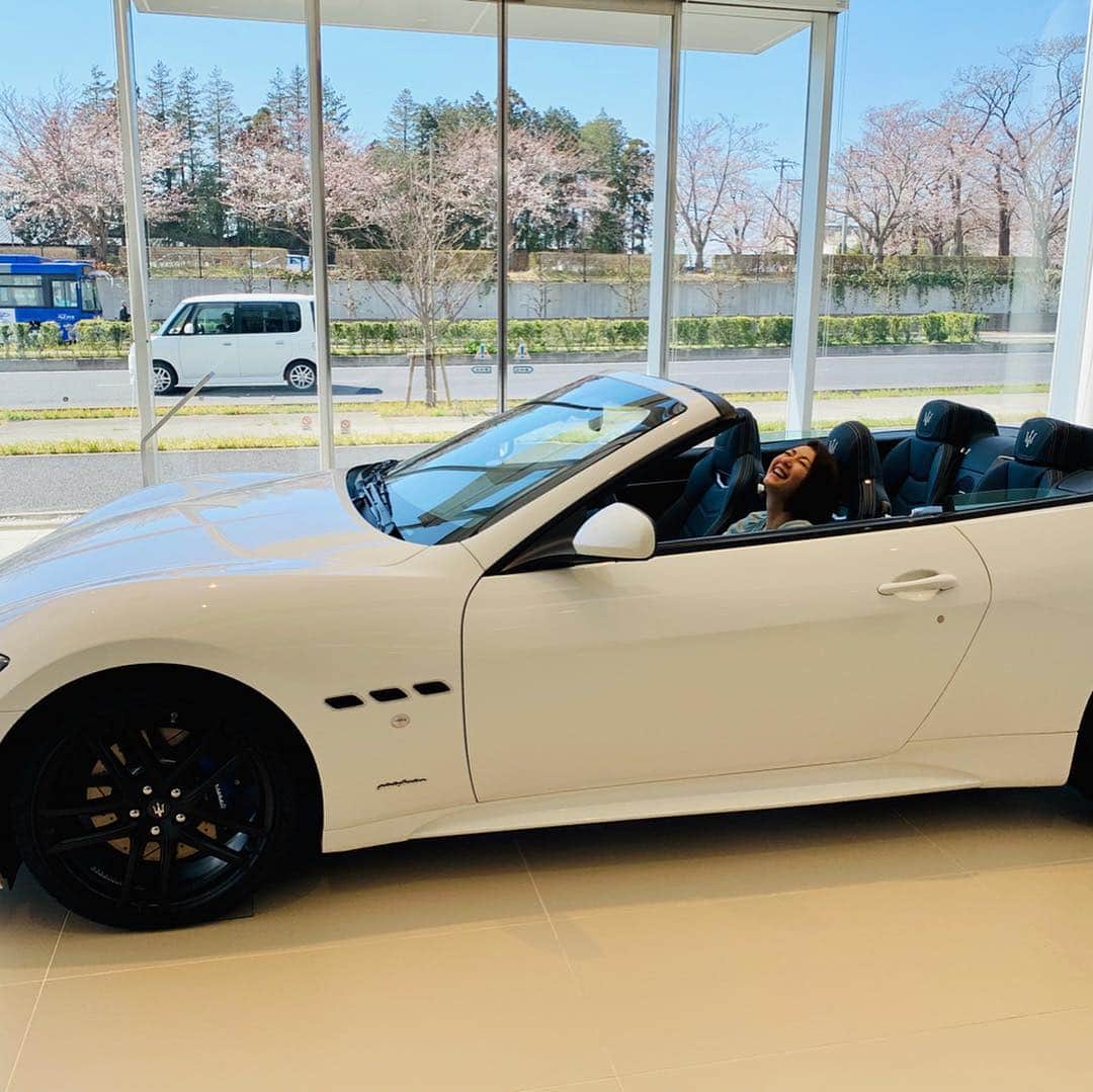 坂田陽子さんのインスタグラム写真 - (坂田陽子Instagram)「#leaders の取材で 北関東最大級の @maseratijp ショールームへ。 ・ 憧れのマセラティのお話も興味深かったし、試乗もさせていただき夢のような時間でした😆 取材途中に、トラックでショールームにツナギを着て現れ、ポンっとマセラティ一台お買い上げされたおじいちゃん（失礼💦）がいらっしゃいました。格好良過ぎ👍😂😂 ・ 昨日は名古屋でリーダーズ。 #ブラザーミシン のミュージアムはまるでアートな博物館。 ・ 衣装 @tiara_melrose ・ ・ さて。 まもなく #newsevery 特集は #立ち入り禁止のその先 今回は、巨大ホテルの裏側に潜入します‼️ ・ ・ #間も無くoa #舞台裏 #潜入 #巨大ホテルの舞台裏」4月3日 18時06分 - yokosakata
