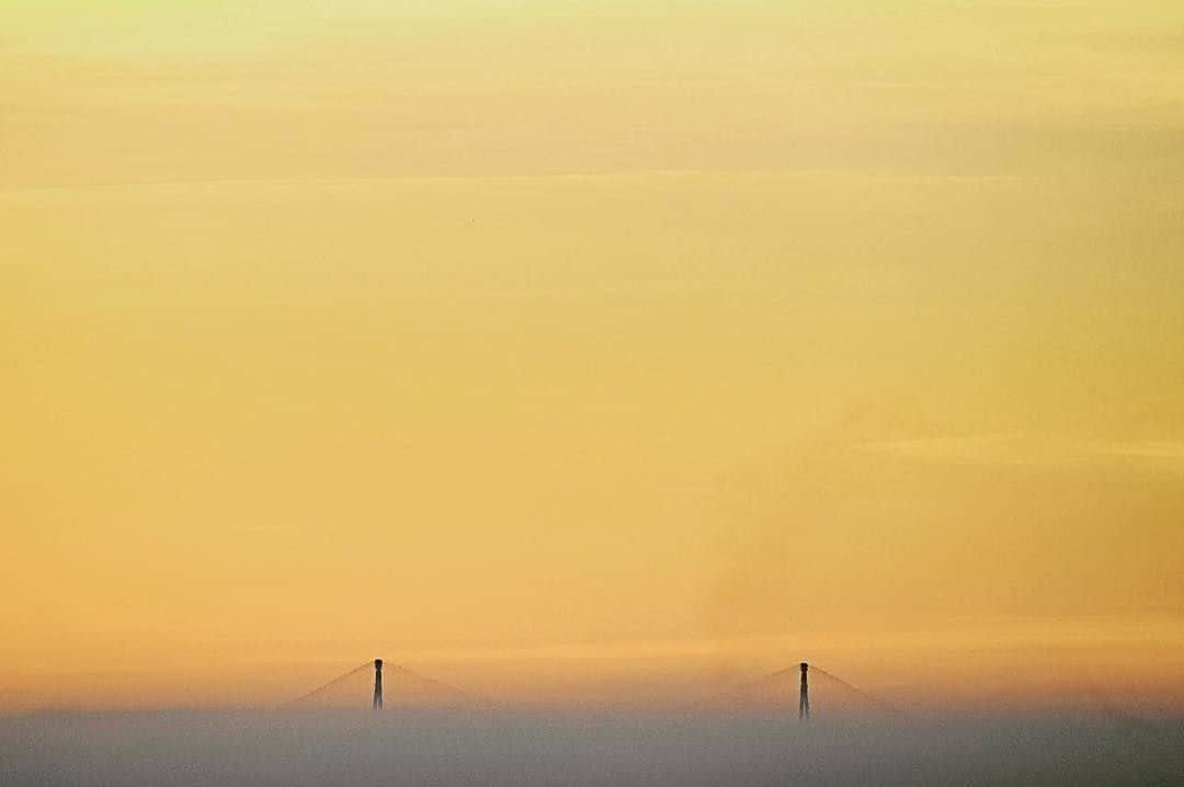 AFP通信さんのインスタグラム写真 - (AFP通信Instagram)「#AFPrepost 📷@loicvenance - The bridge of Saint-Nazaire under the fog. @afpphoto . . .  #saintnazaire #loireatlantique #bridge #bretagnetourisme #bretagne #sunset #landscape #pontsaintnazaire #afpphoto  #pictureoftheday  #photooftheday #shootermag #shootermag_france #instadaily #doubleyedge #bnw_demand #phototag_it #friendsinstreets #friendsinperson #SPiCollective #streetphotography #instagood #instamood #lensculture #nikonworld #dailylife #vimptfreeprint #spi_minimalism #challengerstreet」4月3日 18時07分 - afpphoto