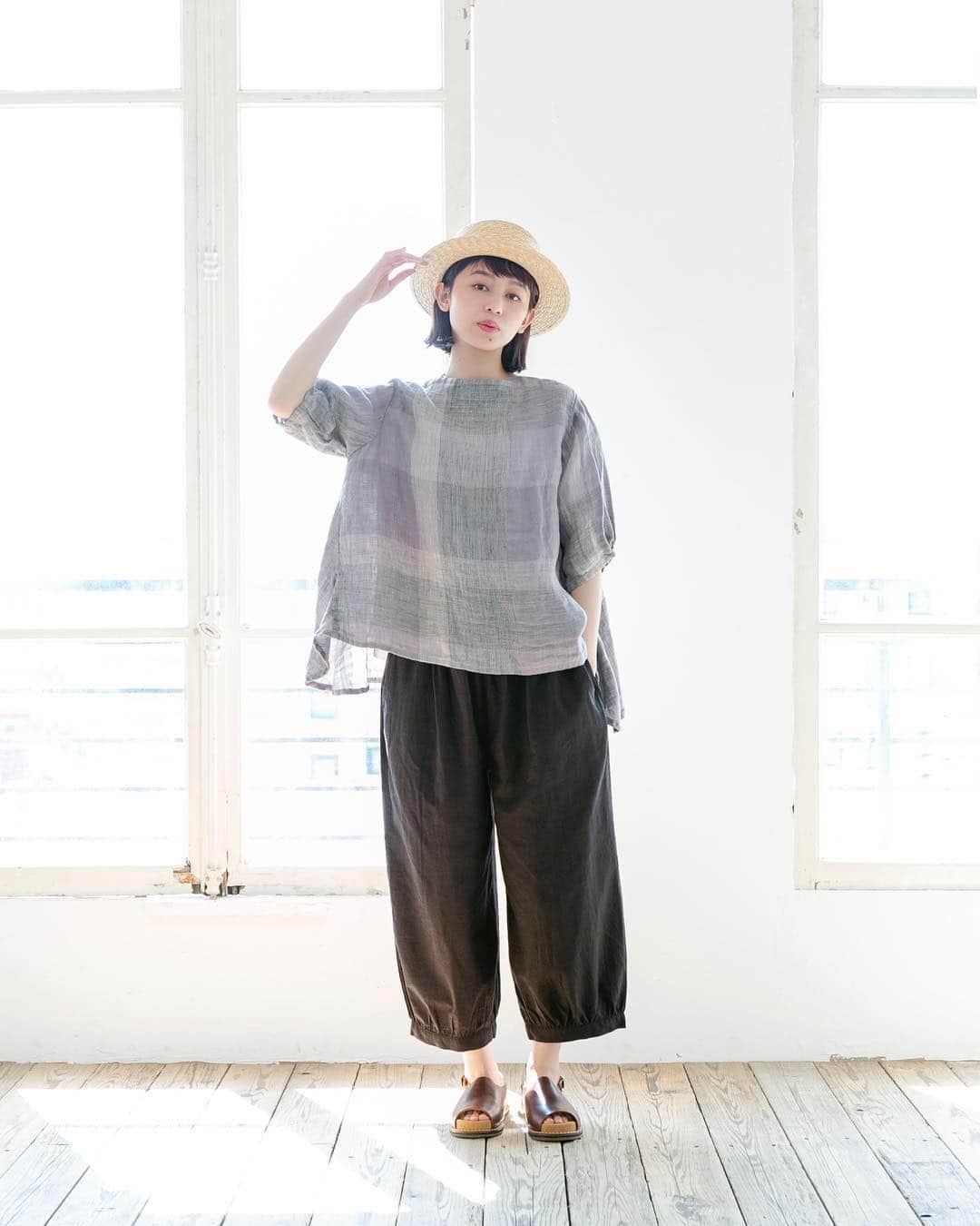 のインスタグラム：「【 le ciel & unrobe & le ciel a temps doux 】旬柄ブラウスと私。﻿ ﻿ 素材の風合いと、暮らしに馴染むデザインが好評な「le ciel a temps doux」など3ブランドから、旬な柄を取り入れたデザインブラウスやワンピースの新作が届きました。﻿ 1枚のブラウスをアレンジしていろいろな着こなしを楽しんだり、おしゃれの幅が広がる旬の着こなしです。﻿ ﻿ ﻿ -----------﻿﻿﻿﻿ ■リネン甘織ブロックチェック前後着ブラウス［DEU-2A30-0268-A］﻿ 昨年も大好評のブラウスが、今年も再登場。﻿ ニュアンスのある淡いトーンのブラウスは、リネンの風合いがたっぷり味わえる贅沢な1枚。﻿ 色合いの違う糸で甘めに織ることで表情豊かな生地に仕上がりました。﻿ 前後を替えて着られる2WAYなので、おしゃれの幅が広がる優秀な1枚です。﻿ ﻿ ﻿ -----------﻿﻿﻿﻿ ■花柄刺繍ブラウス［DEU-2A30-0265-A］﻿ さらりと心地よいコットンに、可憐な小花柄の刺繍が上品な女性らしいスタイル。﻿ フレアなデニムスカートで少しカジュアルダウンすることで、大人のナチュラルフェミニンが完成。﻿ スカートは軽くて薄手の綿デニム仕立て。これからの真夏にも軽やかに楽しめる1枚です。﻿ ﻿ ﻿ -----------﻿﻿﻿﻿ ■大花プリントワンピース［DEU-2A30-0262-A］﻿ 色鮮やかで目を引くワンピースは、春夏のお天気の良い日にぴったり。﻿ リゾート感もあるので、旅行にも連れていきたいワンピースです。﻿ 普段の日には、少し落ち着いた色合いのカーディガンを羽織って。﻿ さらりとしていて通気性の良い麻ニットは、真夏の日差し除けにも活躍。﻿ ﻿ ﻿ -----------﻿﻿﻿﻿ ■幾何学柄刺繍ワンピース［DEU-2A30-0266-A］﻿ 遊び心のある幾何学柄の刺繍ワンピースは、ナチュランでしか買えない〈別注〉商品。﻿ 着丈も長めなので1枚でさらりと着こなして。﻿ ハットやホワイトのシューズで季節感をプラスして。﻿ 大人っぽいネイビーのほかに、シックなブラックや明るいホワイトなど3色展開です。﻿ ﻿ ﻿ ------------------------------﻿﻿﻿﻿ ﻿ ▶️お買いものは写真内のタグをタップしてくださいね。またはプロフィールからもナチュランへリンクしています。→@natulan_official﻿﻿﻿﻿ ﻿ ▶️写真内のタグは、販売中でも消えている場合がございます。ぜひ、ナチュランの検索窓から、商品コード又は商品名を、検索してみてくださいね。﻿﻿﻿﻿ ﻿ ▶️プロフィール画面では、季節のおすすめ商品や、再入荷情報をご紹介しています。ぜひ、ご覧くださいませ。→@natulan_official﻿﻿﻿﻿ ﻿﻿﻿﻿ -----------﻿﻿﻿﻿ #lifewear #今日のコーデ #コーディネート #ファッション #ナチュラル #ナチュラン #natulan #日々の暮らし #暮らしを楽しむ #シンプルライフ #シンプルコーデ #シンプル #暮らし #春夏コーデ #大人コーデ　#ナチュラルコーデ　#おでかけ気分　#ワンピースコーデ　#花柄　#カジュアルコーデ　#刺しゅう　#刺繍　@307.gunns」