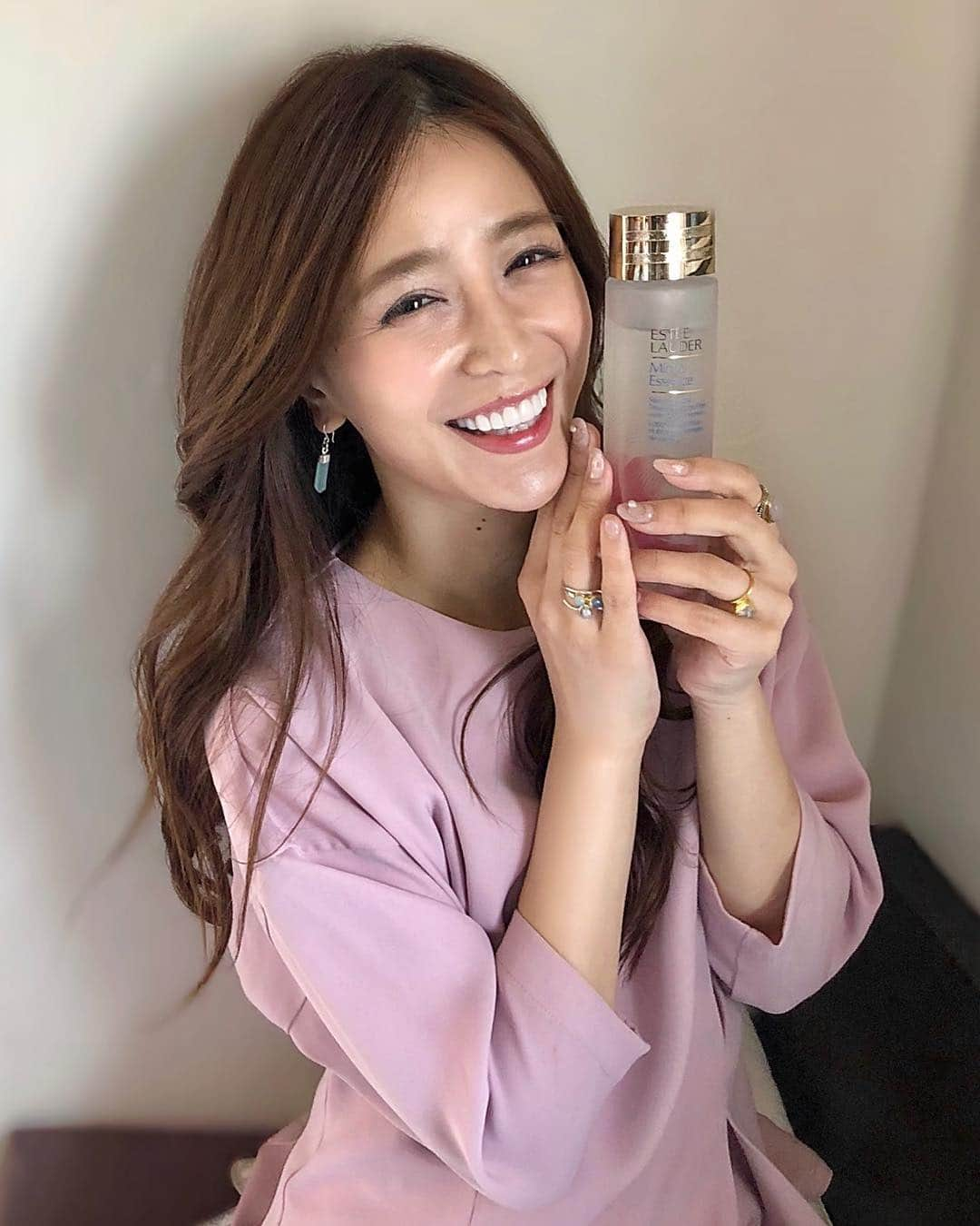 丸山悠美さんのインスタグラム写真 - (丸山悠美Instagram)「@esteelauderjapan  毎日使い続けてみた🌸  毛穴を目立たなくしてくれる化粧水とのことで寝不足の日もメイクのりを気にせず過ごせています✨  春夏に嬉しいフレッシュなテクスチャーの化粧水がお肌にスゥーっと馴染む感じ。  肌を土台から整えてくれるので  コットンにひたひたして使っています。  #エスティローダー#マイクロエッセンスローション #MicroEssence #お花見 #毛穴ケア #スキンケア #美肌 #美肌ケア #メイクアップ #化粧水 #美容 #新作コスメ #cosmetics #cosme #beauty #esteelauder #sakura #桜 #エスティローダー_PR」4月3日 18時14分 - maruyumi