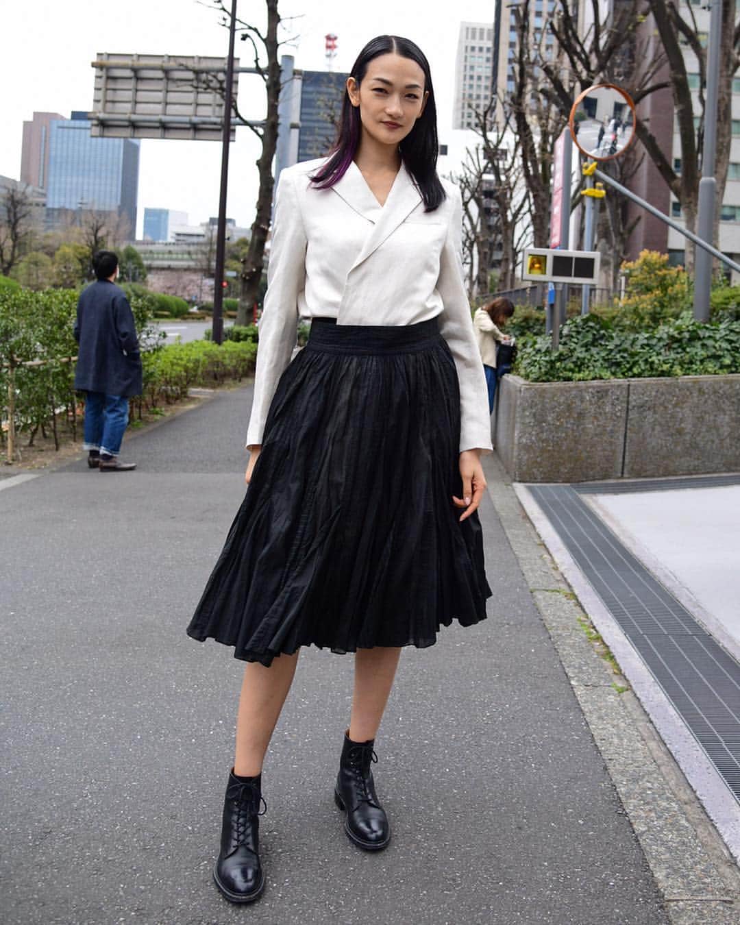 WWDジャパンさんのインスタグラム写真 - (WWDジャパンInstagram)「【スナップ】経済産業省で開催　東コレ「ビューティフルピープル」のショー来場者をスナップ﻿ ﻿ 「ビューティフルピープル（BEAUTIFUL PEOPLE）」は「アマゾン ファッション ウィーク東京（Amazon Fashion Week TOKYO）」期間中の3月23日、2019-20年秋冬コレクションのランウエイショーを開催した。会場となった東京・霞ヶ関の経済産業省には、同ブランドのアイテムをコーディネートに取り入れた者が多数来場。ブランドの人気アイテムであるロゴトートバッグやビニールバッグを身に着けた来場者も見受けられた。﻿ ﻿ スナップ全26枚はストーリーまたはプロフィールのリンクから🔗﻿ ﻿ #WWDsnap ←過去のスナップはこちらからチェック﻿ ﻿ PHOTOS : KENTA IRIGUCHI﻿ ﻿ #BEAUTIFULPEOPLE #ビューティフルピープル #高橋愛 #冨永愛 #シシドカフカ #中島彩香」4月3日 18時15分 - wwd_jp