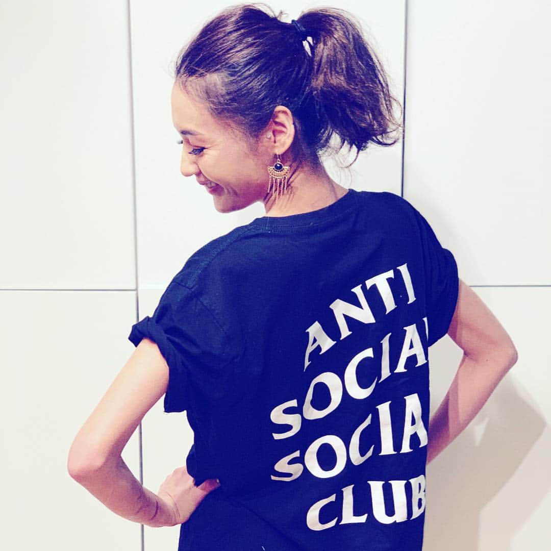 内藤陽子のインスタグラム：「インディアンピアス再入荷しました🌟天然石はオニキスです● フローライトver.ももうすぐ発売です♫これからの季節、Tシャツ、タンクトップにさらりと着けるだけでさまになるし、ドレスにも🆗 #stairtokyo」