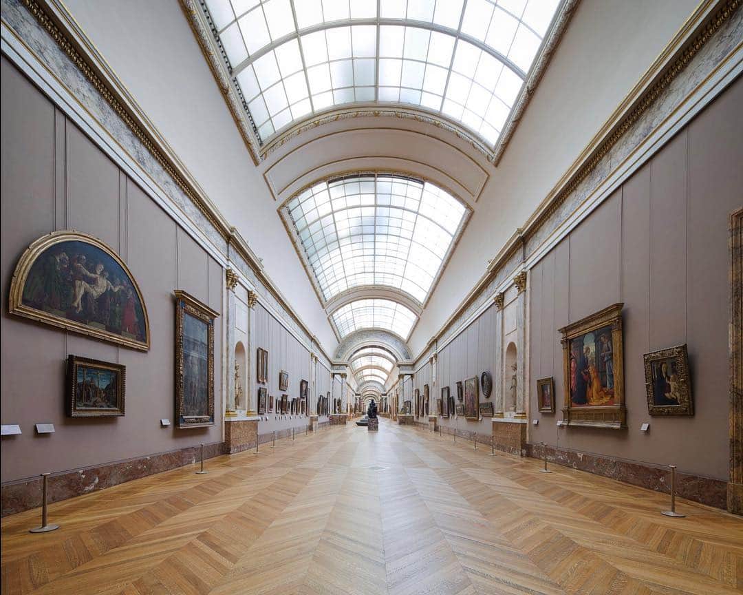 のインスタグラム：「. 🇫🇷Mercredi, c’est #HistoireDuLouvre ! Aujourd’hui, focus sur la Grande Galerie. _ 🕰Construite entre 1595 et‪ 1609‬, cette longue galerie permettait à l'origine de relier le Louvre au palais des Tuileries. Espace de circulation pour le souverain et ses proches, le décor inachevé avait été commandé à Nicolas Poussin. La galerie abrite, tout au long du XVllle siècle, la collection royale de plans-reliefs des villes fortifiées.  _ 🧐Elle est par la suite destinée à la présentation du futur musée royal, qui n'ouvre ses portes qu'en pleine Révolution, le 10 août 1793. Pourvue de deux rotondes décorées de stucs par Albert-Ernest Carrier-Belleuse, elle abrite aujourd’hui la collection de peintures italiennes. __________ 🌍Today it’s #LouvreHistory !  Focus on the Grande Galerie. _ 🕰Built between 1595 and 1609, this long gallery was originally used to connect the Louvre to the Palais des Tuileries. It was first a circulation area for the king and his family. The unfinished decoration was commissioned from Nicolas Poussin. The Gallery housed, throughout the 18th century, the royal collection of relief maps of fortified towns. _ 🧐It was later reserved for the presentation of the future Royal Museum, which only opened its doors during the Revolution, on August 10, 1793.  Equipped with two rotundas decorated with stuccos by Albert-Ernest Carrier-Belleuse, the Grande Galerie now houses the collection of Italian paintings. _ 📷©️Musée du Louvre, dist RMN-Grand Palais / Franck Bohbot . . . #Louvre #MuseeduLouvre #LouvreMuseum」