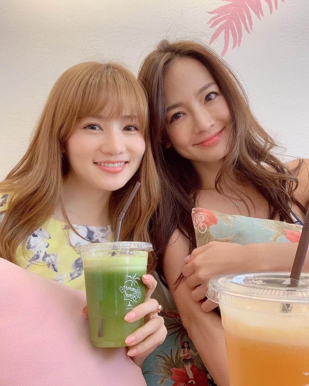 のインスタグラム：「一昨日はまりえちゃんとランチして、お茶したよ✨まりえちゃんね、サラっと爆弾発言するから、私は何度もひっくり返りそうになるんだけど😂💕会う度に好き度が増している🥰バイバイしてお家に帰った後も思い出し笑いしてまりえロスになっているのはここだけの話🤫❤️😂 . そんなまりえちゃん💕17のライバーさんなんだけど、4月10日までで集まったギフトの報酬をタイの子供達に寄付をするイベントをしているの🥰すごいよね✨5月に直接渡しに行くところも配信予定だそうです🥰 . 17してる方は是非応援よろしくお願いします❤️まりえんぬ🍣でやってるよ✨ . . 私も今17、まりえちゃんに色々教えてもらっている所です💕楽しみ✨みなさんよろしくです😍 . . . #มิมุ #ไม่ใช่มุมิ #คนญี่ปุ่น #Mimu #lunch #japanesegirl #bangkoklife #bangkok #thailand #trip #sightseeing #ランチ  #女子力アップ #バンコク #バンコク生活 #海外在住 #タイ旅行 #タイ #女子会ランチ #海外生活 #旅行女子 #自由人」