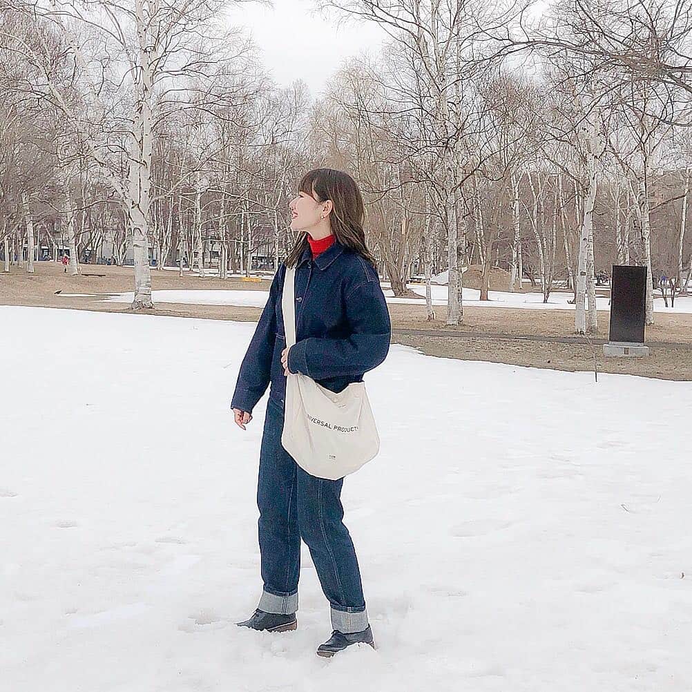 かほこ。さんのインスタグラム写真 - (かほこ。Instagram)「ㅤㅤㅤㅤㅤㅤㅤㅤㅤㅤㅤㅤㅤ ㅤㅤㅤㅤㅤㅤㅤㅤㅤㅤㅤㅤㅤ outer : #audreyandjohnwad denim jacket : #uniqlou knit : #uniqlo denim : #cepo bag : #1LDK shoes : #sugarsugar ㅤㅤㅤㅤㅤㅤㅤㅤㅤㅤㅤㅤㅤ 4月だけど、雪の写真。北海道は寒かったので、赤のリブタートルにデニムのジャケット、デニム、トレンチで着まくりました。 ㅤㅤㅤㅤㅤㅤㅤㅤㅤㅤㅤㅤㅤ このジャケットと赤タートル合うなぁって思ったのに、アップの写真撮るの忘れた！ ㅤㅤㅤㅤㅤㅤㅤㅤㅤㅤㅤㅤㅤ #kaho_fashion」4月3日 18時22分 - xxokohakxx