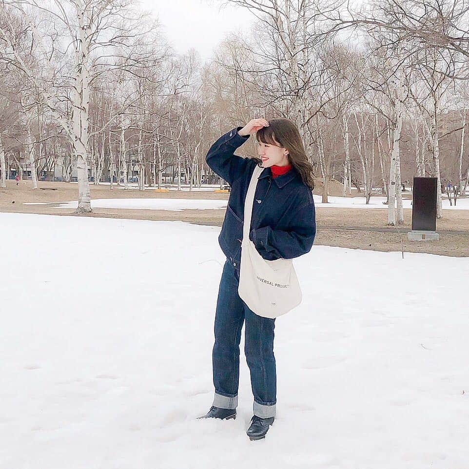 のインスタグラム：「ㅤㅤㅤㅤㅤㅤㅤㅤㅤㅤㅤㅤㅤ ㅤㅤㅤㅤㅤㅤㅤㅤㅤㅤㅤㅤㅤ outer : #audreyandjohnwad denim jacket : #uniqlou knit : #uniqlo denim : #cepo bag : #1LDK shoes : #sugarsugar ㅤㅤㅤㅤㅤㅤㅤㅤㅤㅤㅤㅤㅤ 4月だけど、雪の写真。北海道は寒かったので、赤のリブタートルにデニムのジャケット、デニム、トレンチで着まくりました。 ㅤㅤㅤㅤㅤㅤㅤㅤㅤㅤㅤㅤㅤ このジャケットと赤タートル合うなぁって思ったのに、アップの写真撮るの忘れた！ ㅤㅤㅤㅤㅤㅤㅤㅤㅤㅤㅤㅤㅤ #kaho_fashion」