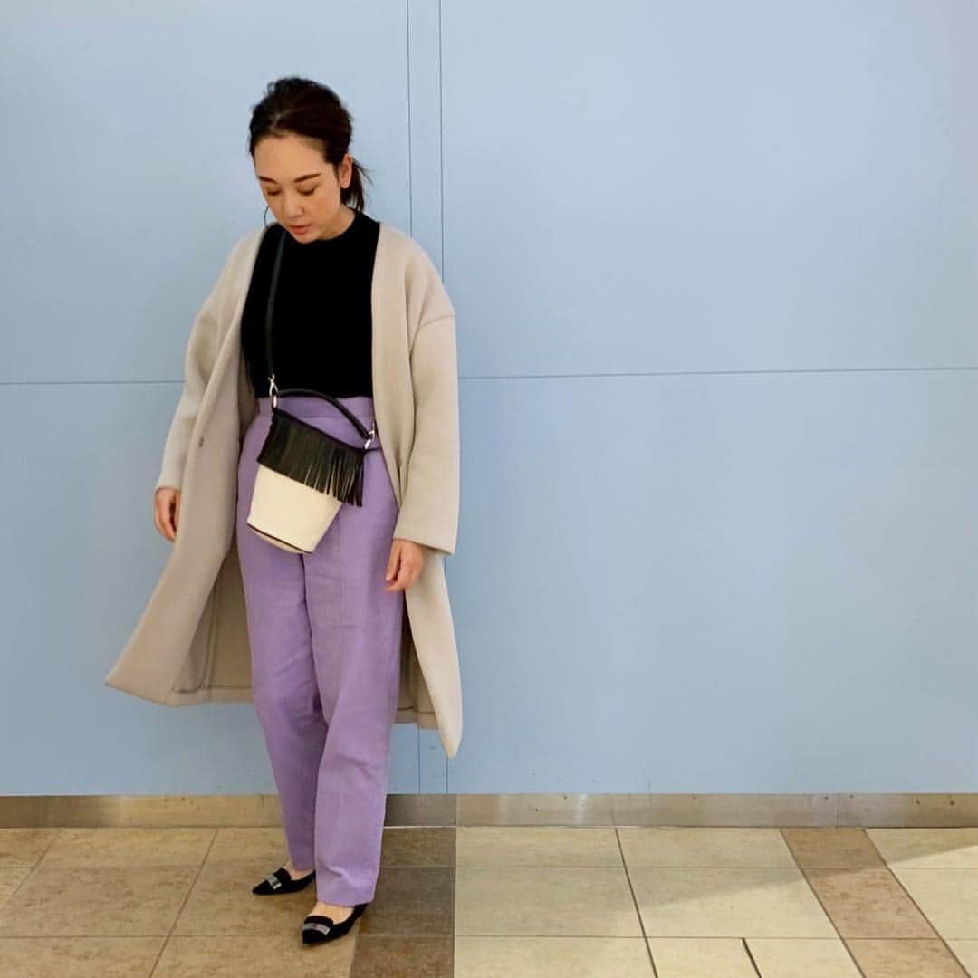 aki_closetのインスタグラム：「🍇🍇🍇 . 寒かったけどカラーでちょっと春ꕤ意識 . bagの中に仕込んだtesoroのポーチもラベンダーに♡ . （この使い方大好きな @sayu_213 さんのマネっこさせてもらいました🙏） . #plage #roku #beautyandyouth  #uniqlo #sergiorossi  #ayakobag  #tesorobaby」