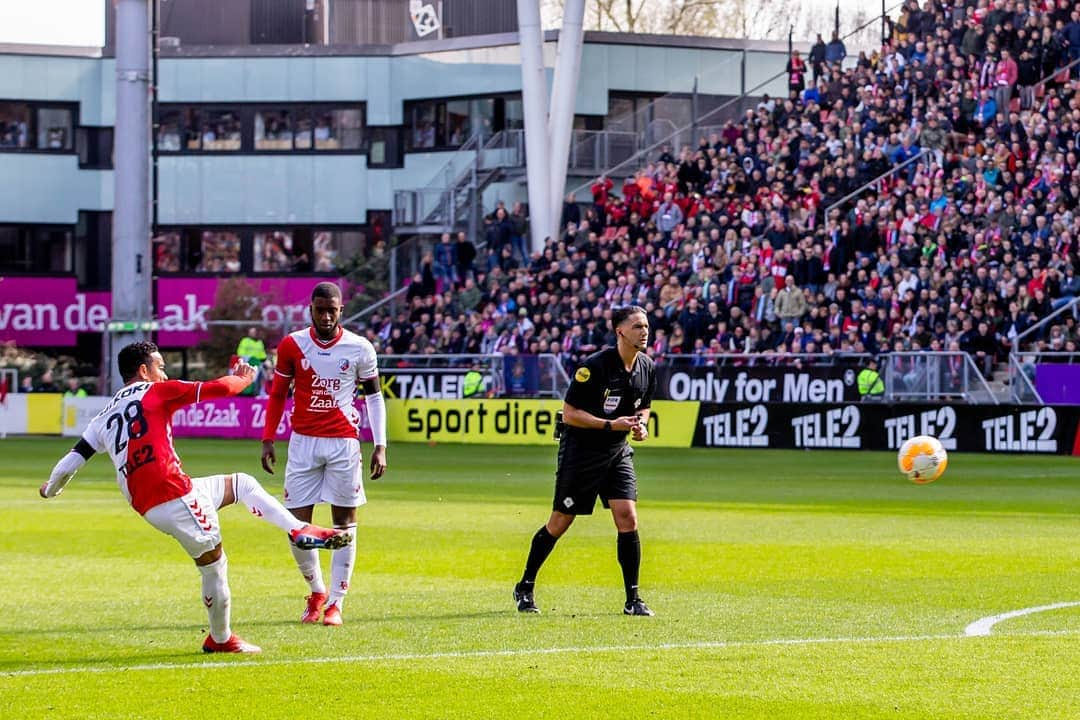 ウルビー・エマヌエルソンさんのインスタグラム写真 - (ウルビー・エマヌエルソンInstagram)「Matchday! 🏆 #fcutrecht」4月3日 18時29分 - urby28