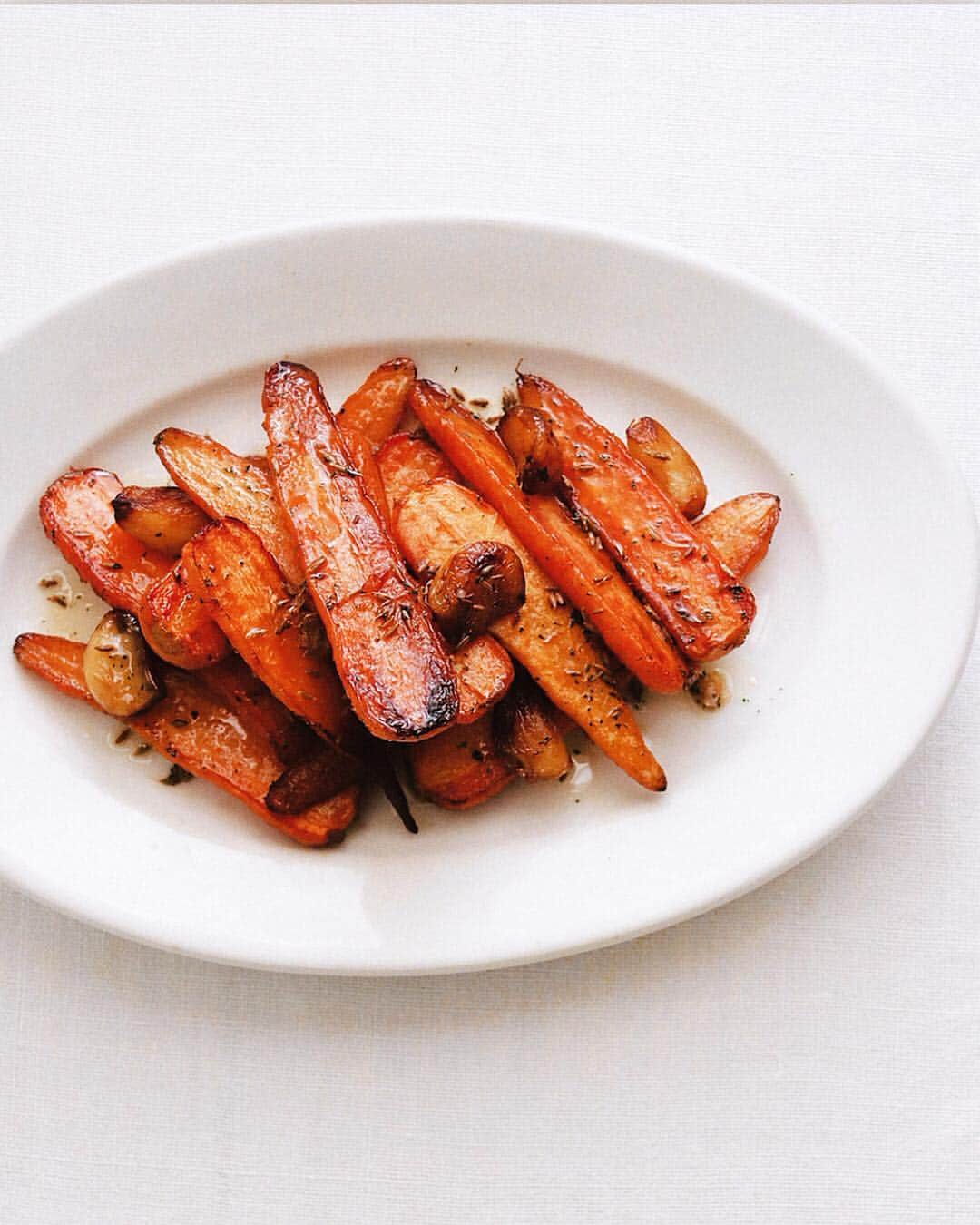 樋口正樹さんのインスタグラム写真 - (樋口正樹Instagram)「Roasted Carrots . 小さめの春の人参を じっくり炒めました。 ニンニクとバターと 塩とクミンで味付け。 . . #春野菜 #にんじん #ニンジン #人参 #roastedcarrots #carrot」4月3日 18時29分 - higuccini