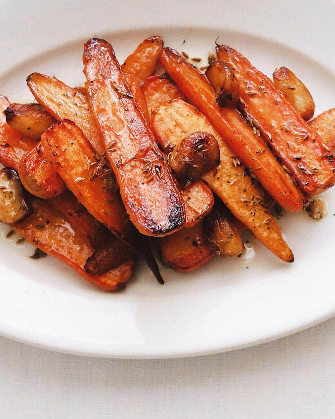 樋口正樹さんのインスタグラム写真 - (樋口正樹Instagram)「Roasted Carrots . 小さめの春の人参を じっくり炒めました。 ニンニクとバターと 塩とクミンで味付け。 . . #春野菜 #にんじん #ニンジン #人参 #roastedcarrots #carrot」4月3日 18時29分 - higuccini