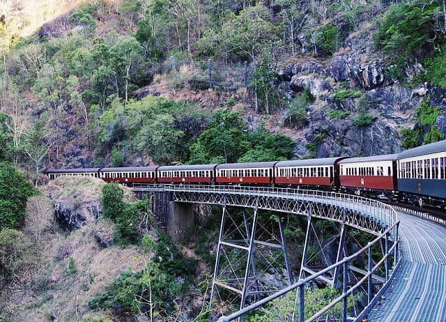 エイチ・アイ・エスさんのインスタグラム写真 - (エイチ・アイ・エスInstagram)「こんばんは😊 本日 #鉄道旅のセカイ が最終日となりました🚞 ＊＊＊＊＊＊ 本日はこちら💕 📸@shobe_shobeo　さん 🚩オーストラリア・「キュランダ鉄道」 🎙ご本人コメント(一部抜粋) 「世界の車窓から」のオープニングを過去10年間務めたのが、 この　#ケアンズ の　#キュランダ鉄道 らしいですね。ㅤㅤㅤㅤㅤㅤㅤㅤㅤㅤㅤㅤ TVつけているとたまたま始まって、 「あっ！😍」って感じで見入ってしまいます😛 ＊＊＊＊＊＊ 今までご紹介したお写真を使わせて頂き、 「2019年版！行ってよかった！世界の鉄道旅スポット9選！」 記事を、弊社メディア「Like the World」にUPし 各SNSアカウントでもご紹介させて頂きました✨ ぜひ、プロフィール画面のURLから、ご覧ください💕 @his_japan ＊＊＊＊＊＊ 今月の旅の思い出は @his_japanをタグ付け頂き #LW3月の旅 で投稿お待ちしてます😃 (厳選させて頂いたお写真を使わせて頂き弊社メディア「Like the World」で記事をUPさせていただく予定です。) ＊＊＊＊＊＊ 【#桜旅のセカイ お写真募集！】 明日4/4(木)より、新シリーズスタート！ 国内・海外の　ステキな建築のお写真を #桜旅のセカイ で募集します！お写真お待ちしてます☺️🌸 花冷が続き今週末も満開のお花見が楽しめそうですね😊✨」4月3日 18時30分 - his_japan